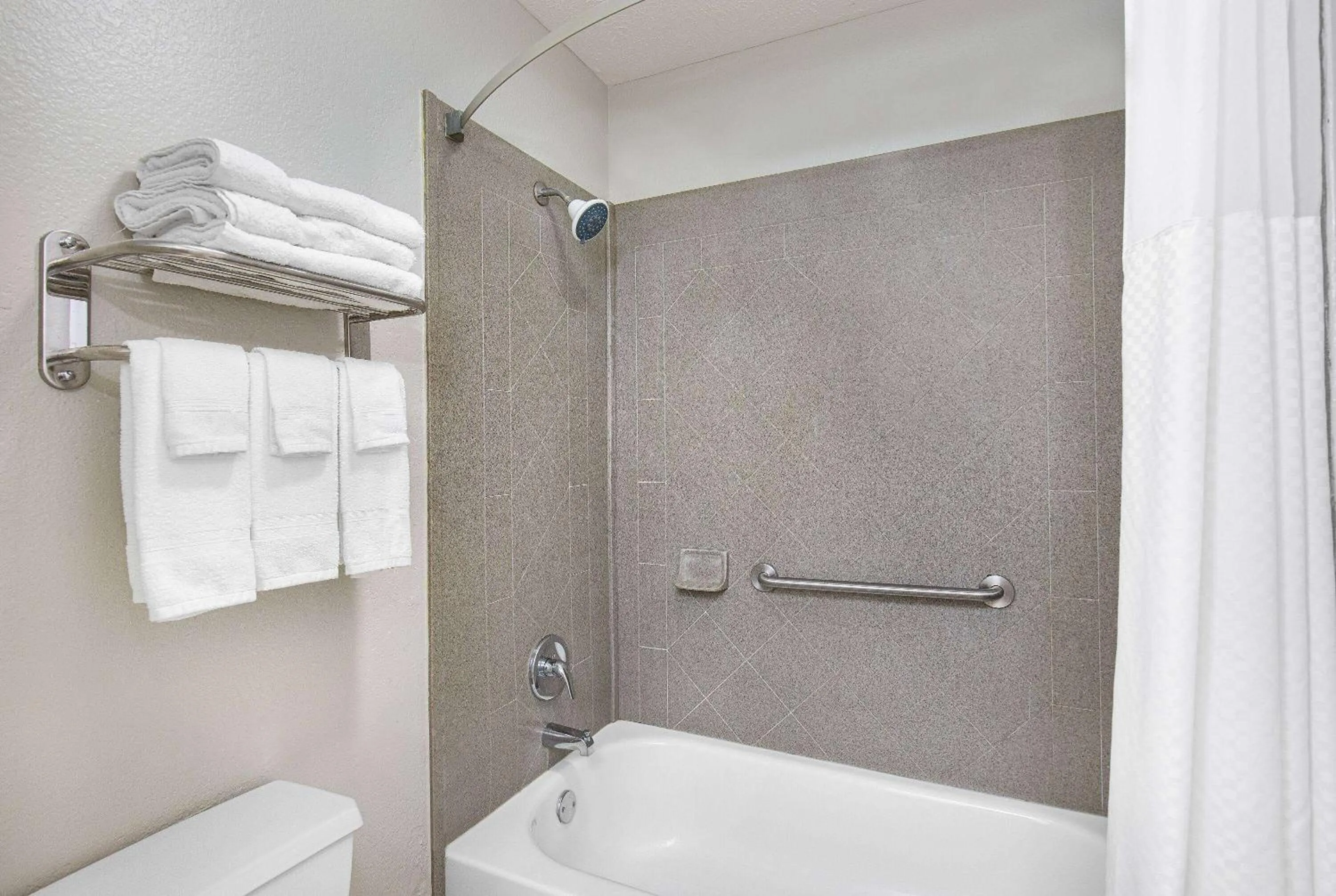 TV and multimedia in Days Inn by Wyndham Savannah