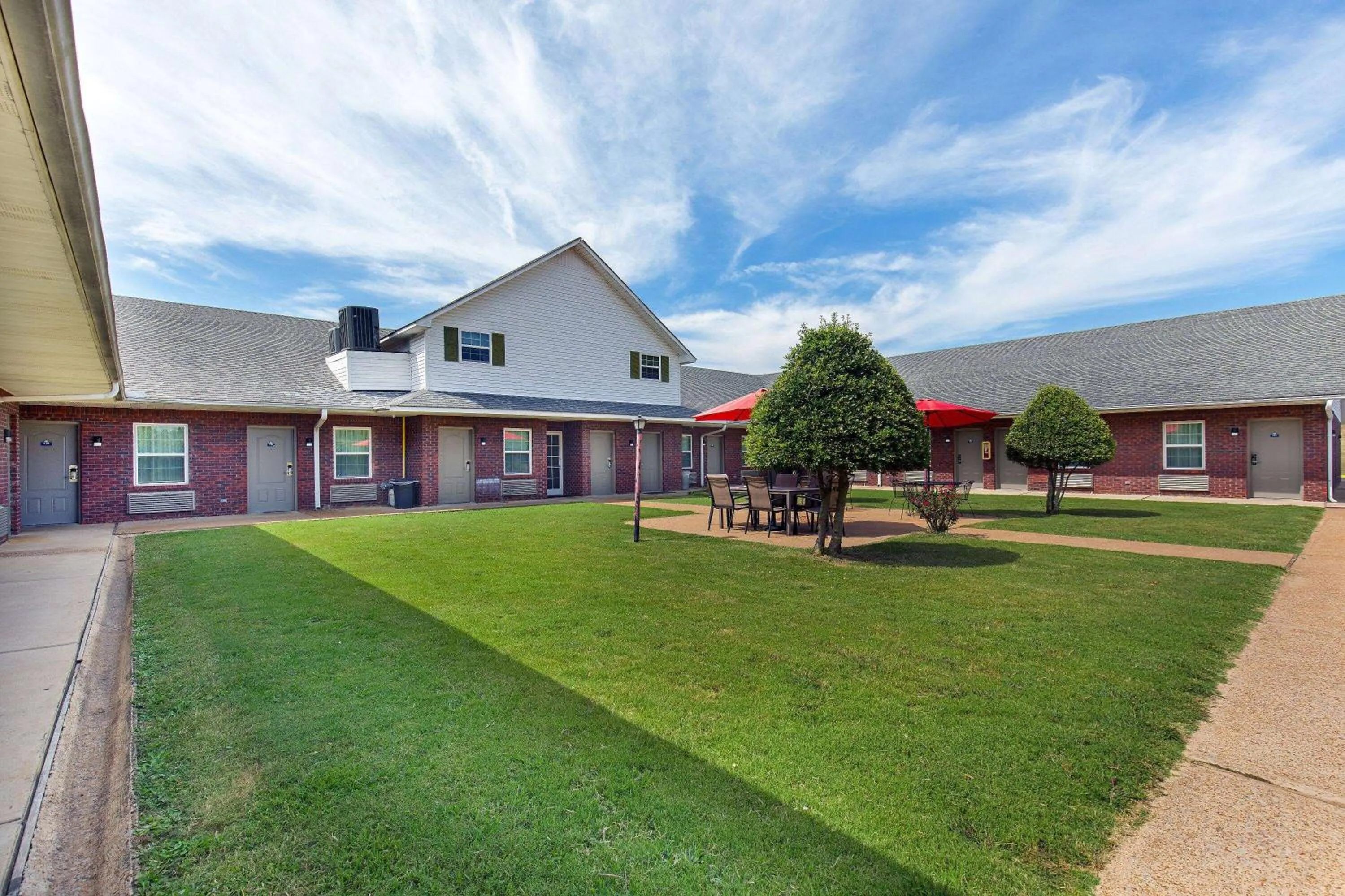 Inner courtyard view in Days Inn by Wyndham Savannah