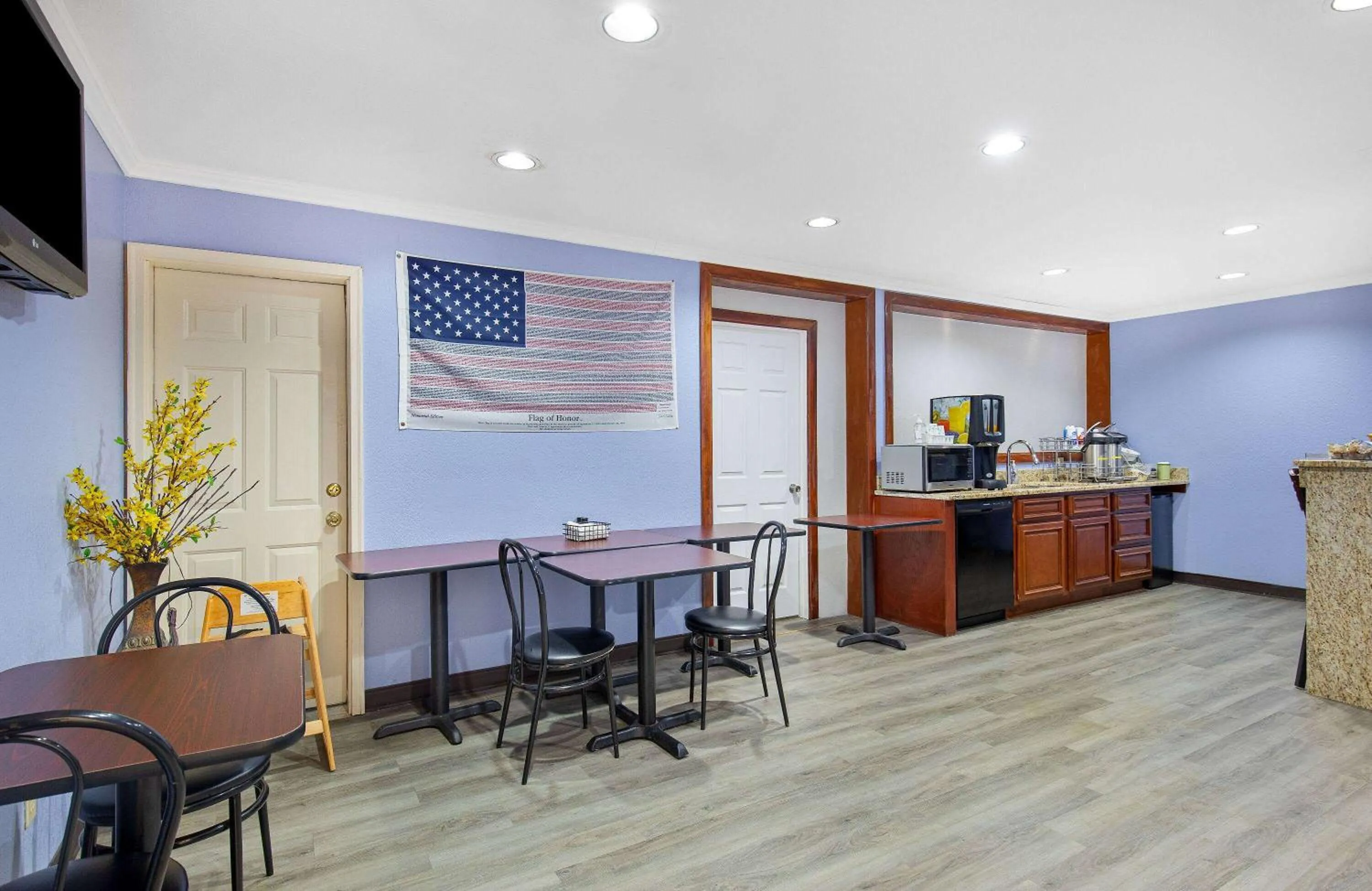 Breakfast in Days Inn by Wyndham Savannah