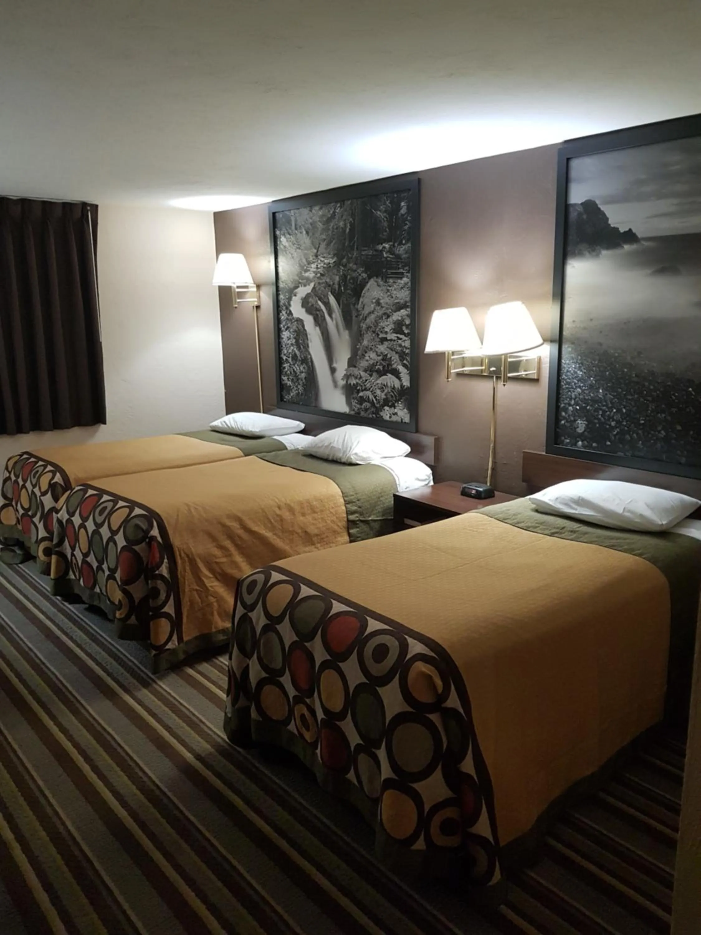 Photo of the whole room, Bed in Super 8 by Wyndham Shelton