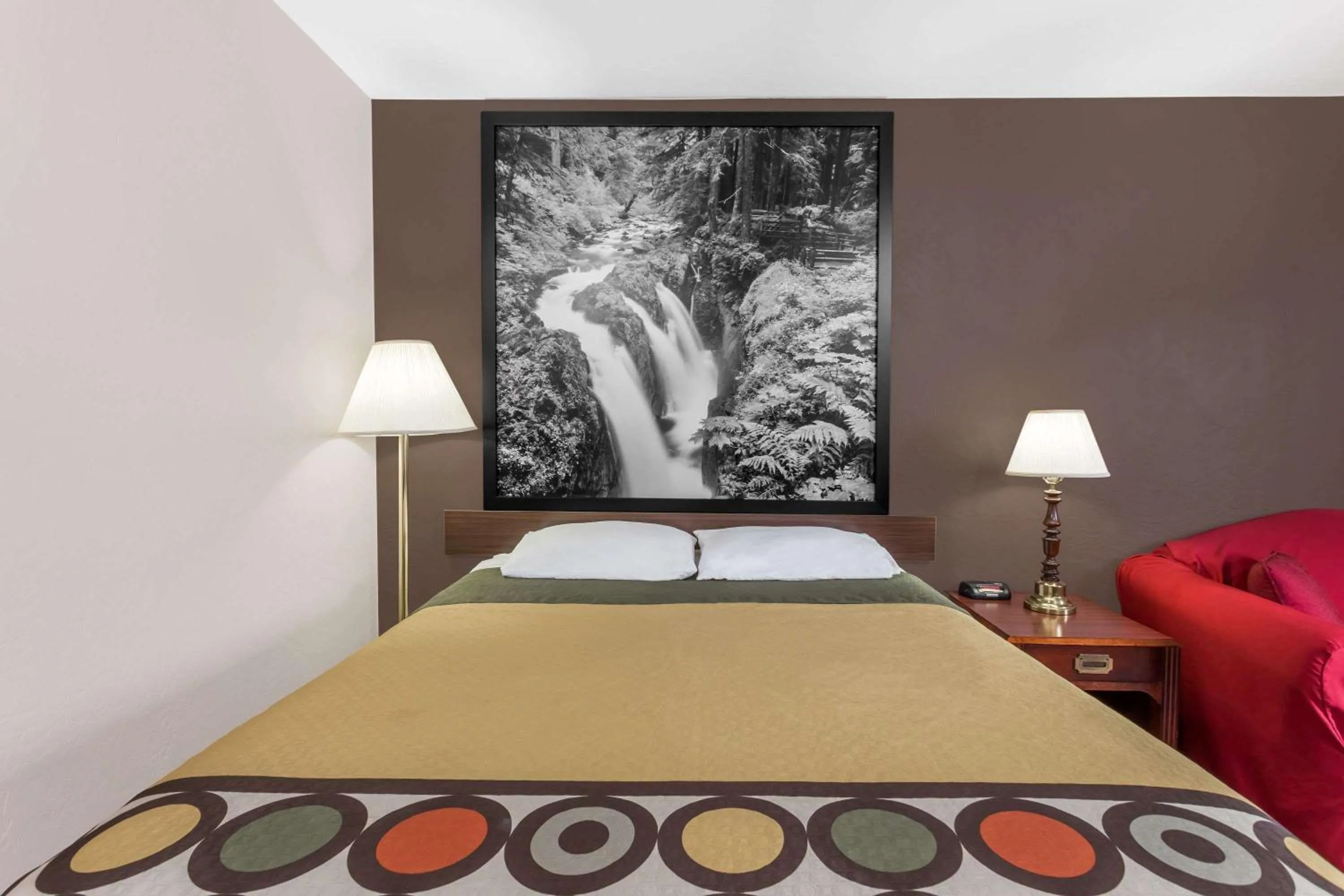 Photo of the whole room, Bed in Super 8 by Wyndham Shelton