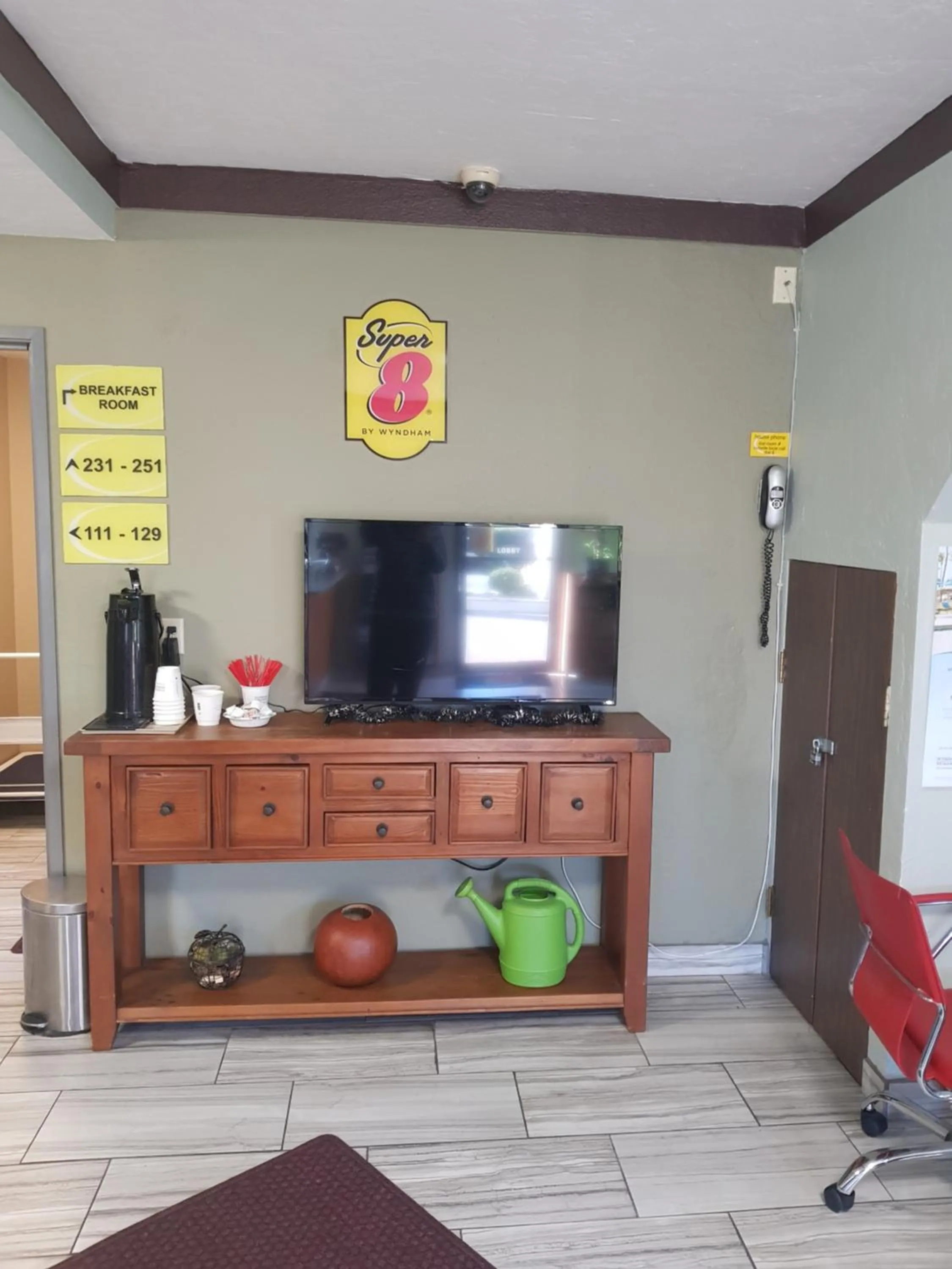 Communal lounge/ TV room in Super 8 by Wyndham Shelton