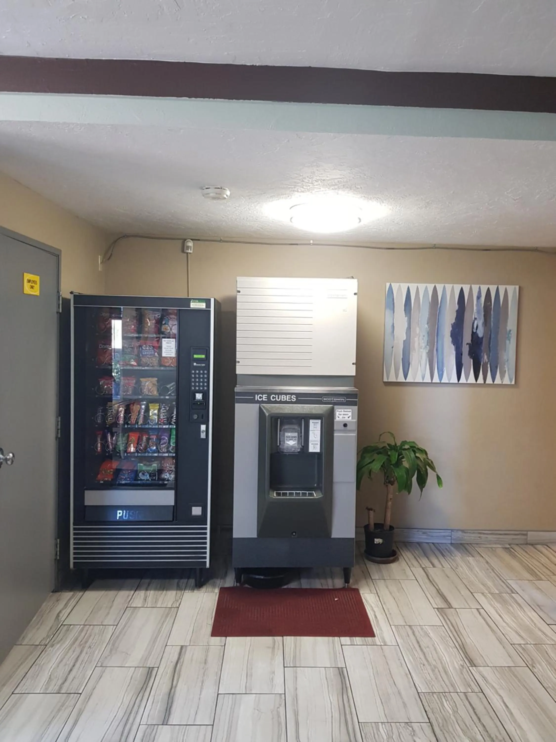 On-site shops in Super 8 by Wyndham Shelton