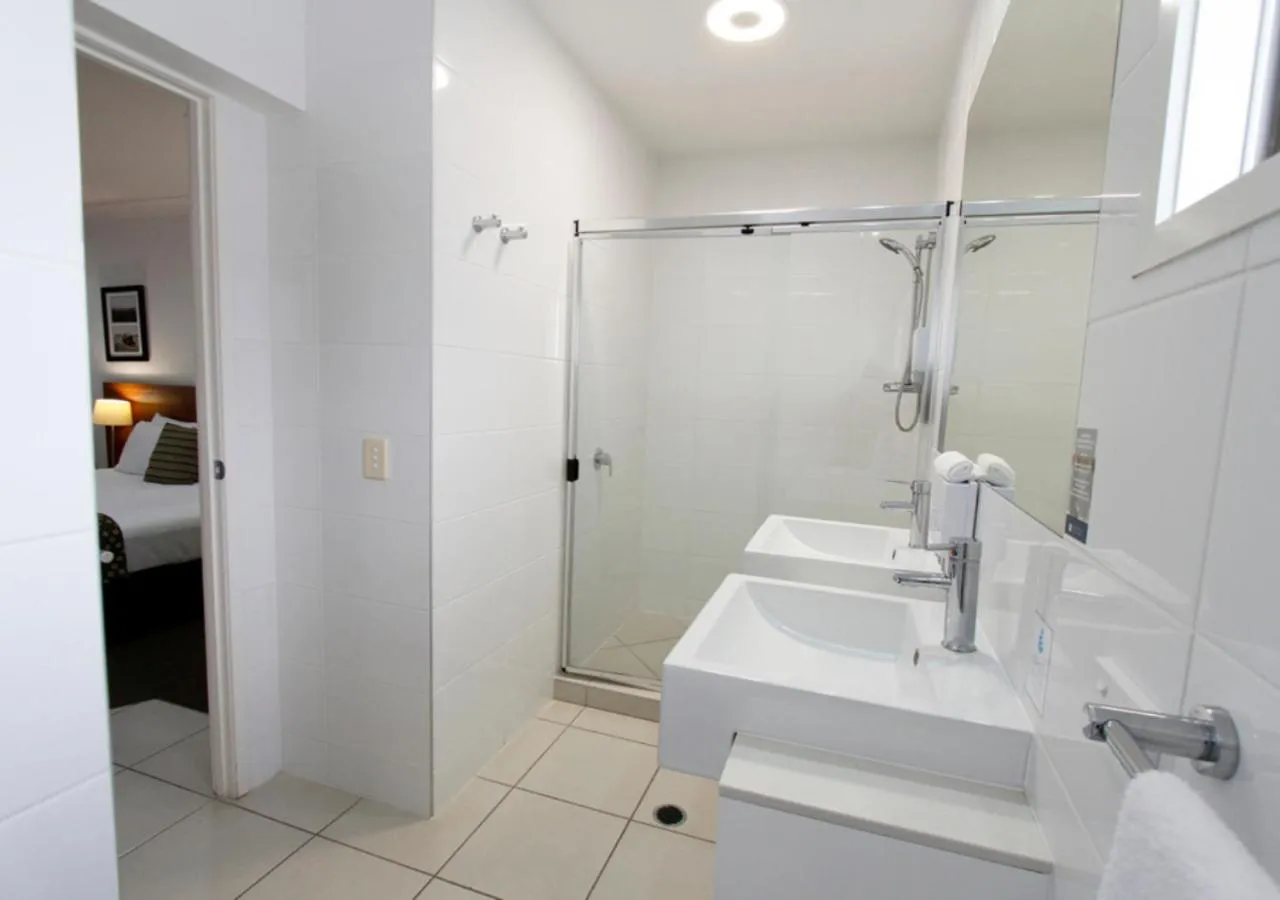 Bathroom in Chinchilla Downtown Motor Inn