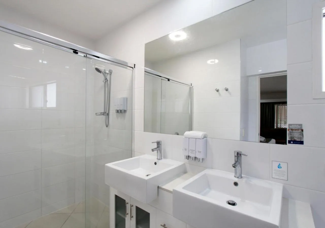 Bathroom in Chinchilla Downtown Motor Inn