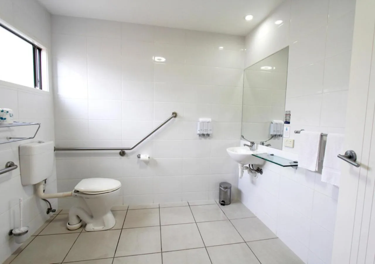 Bathroom in Chinchilla Downtown Motor Inn