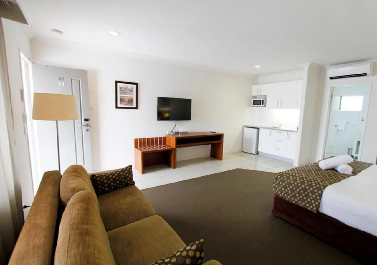 Photo of the whole room, Bed in Chinchilla Downtown Motor Inn