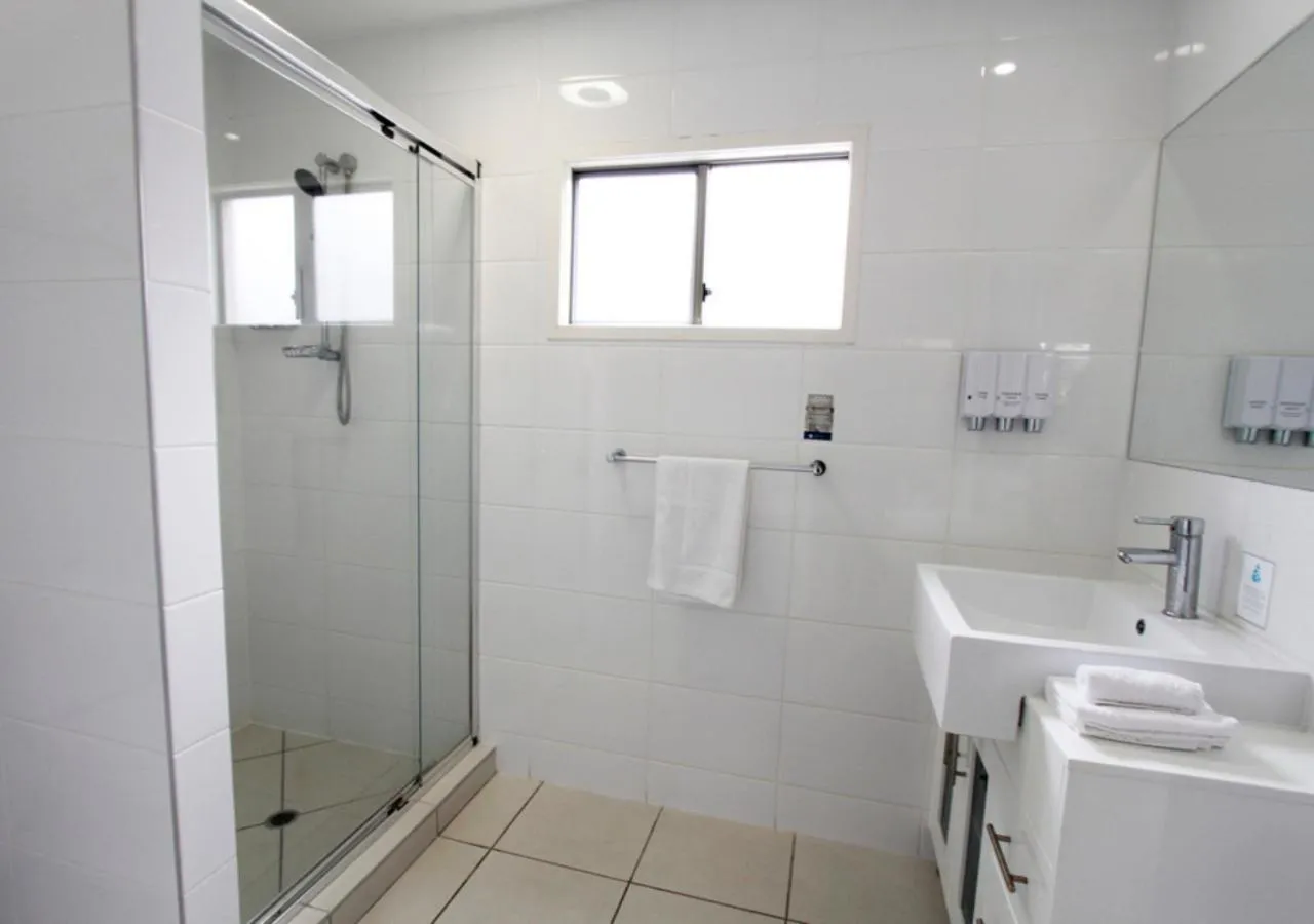 Bathroom in Chinchilla Downtown Motor Inn