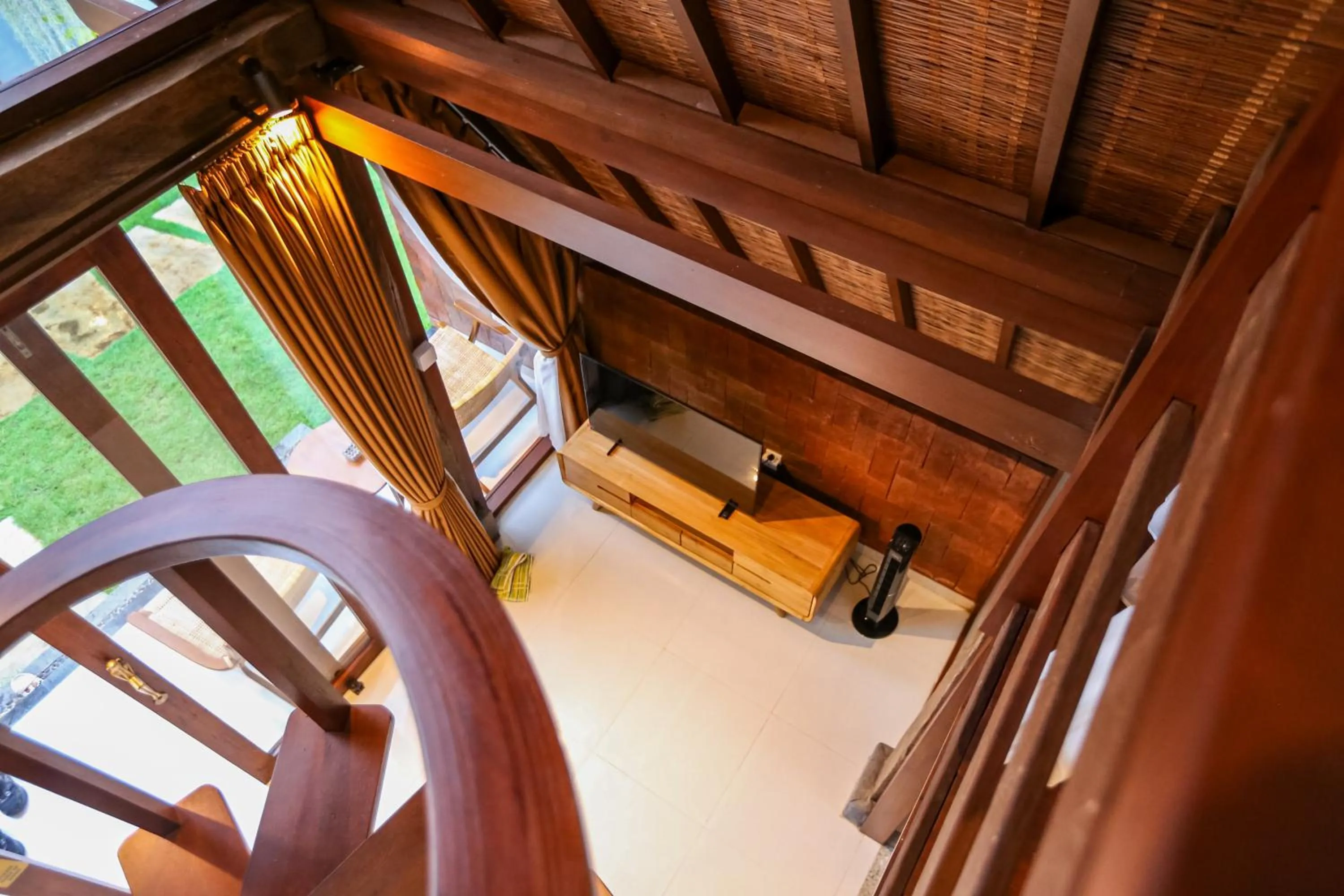 TV and multimedia in Louto Dmell Villa & Guesthouse