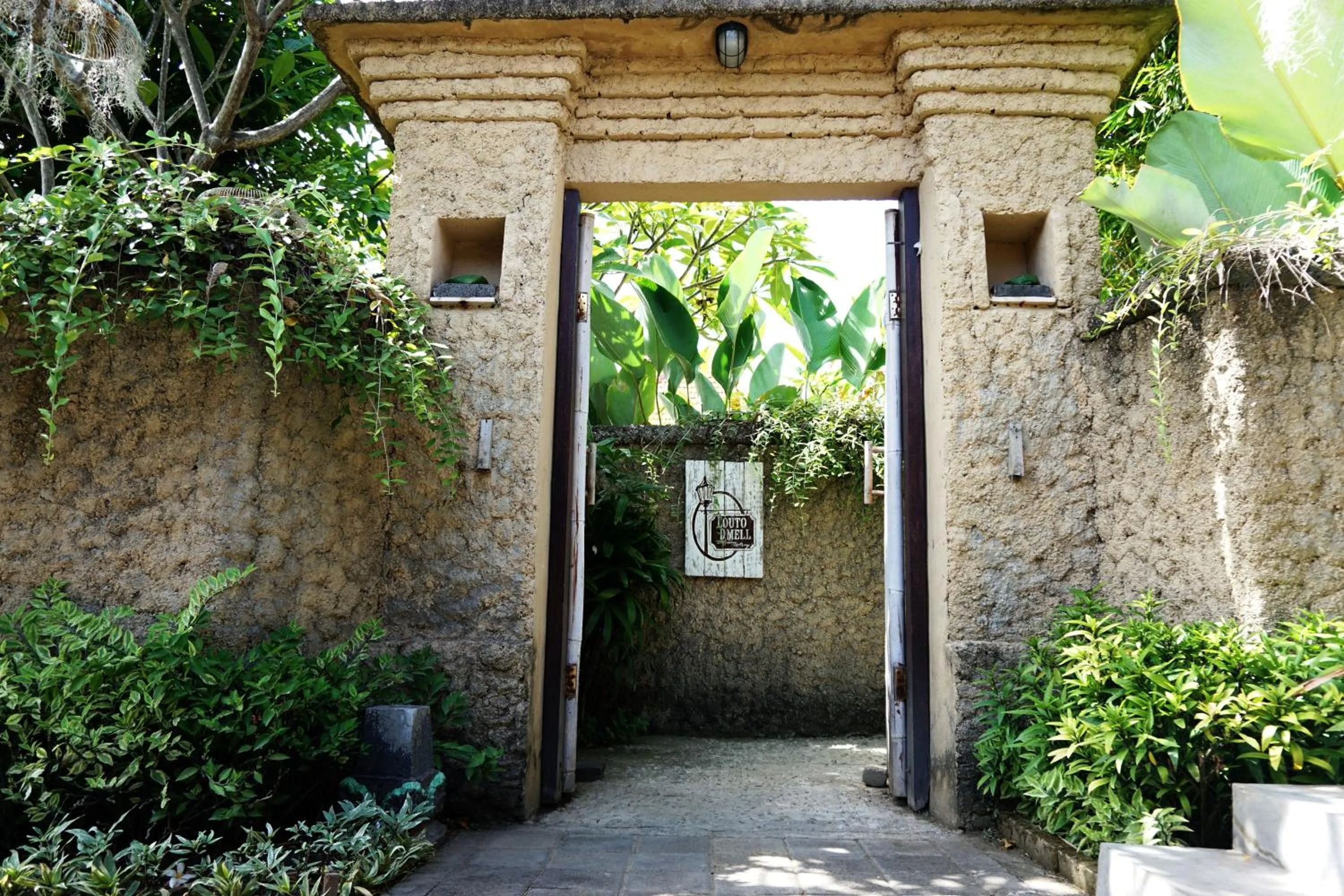 Facade/entrance in Louto Dmell Villa & Guesthouse