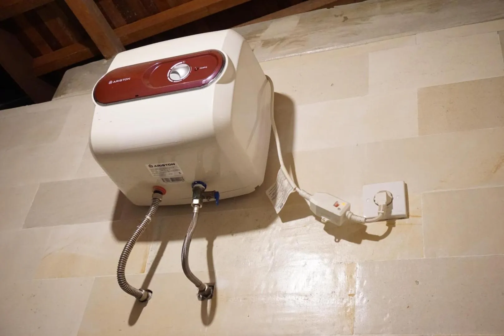 Shower in Louto Dmell Villa & Guesthouse