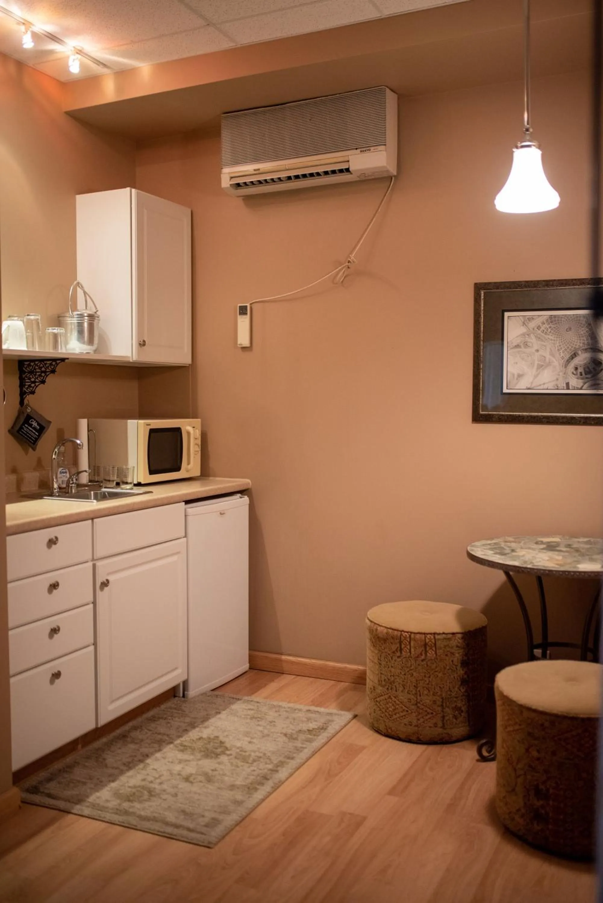 Kitchen or kitchenette in Fountainview Inn