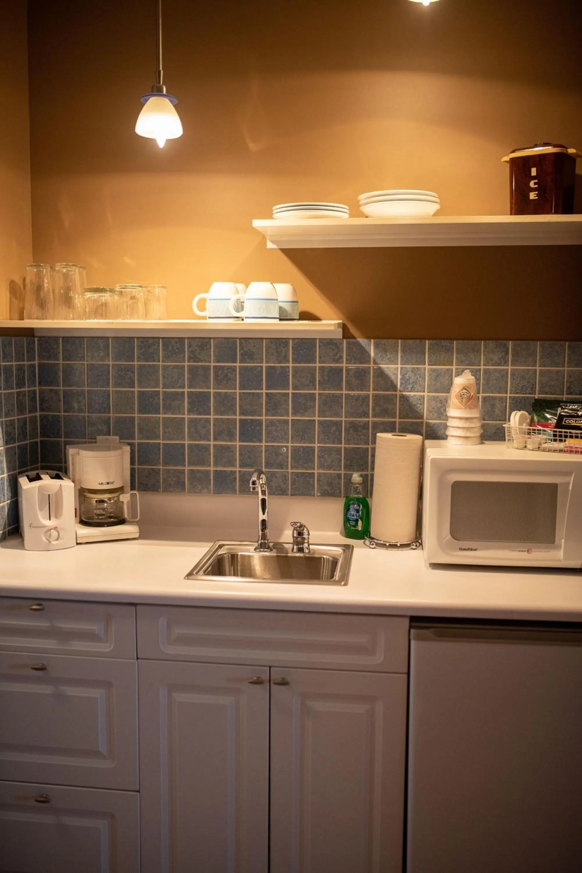 Kitchen or kitchenette in Fountainview Inn