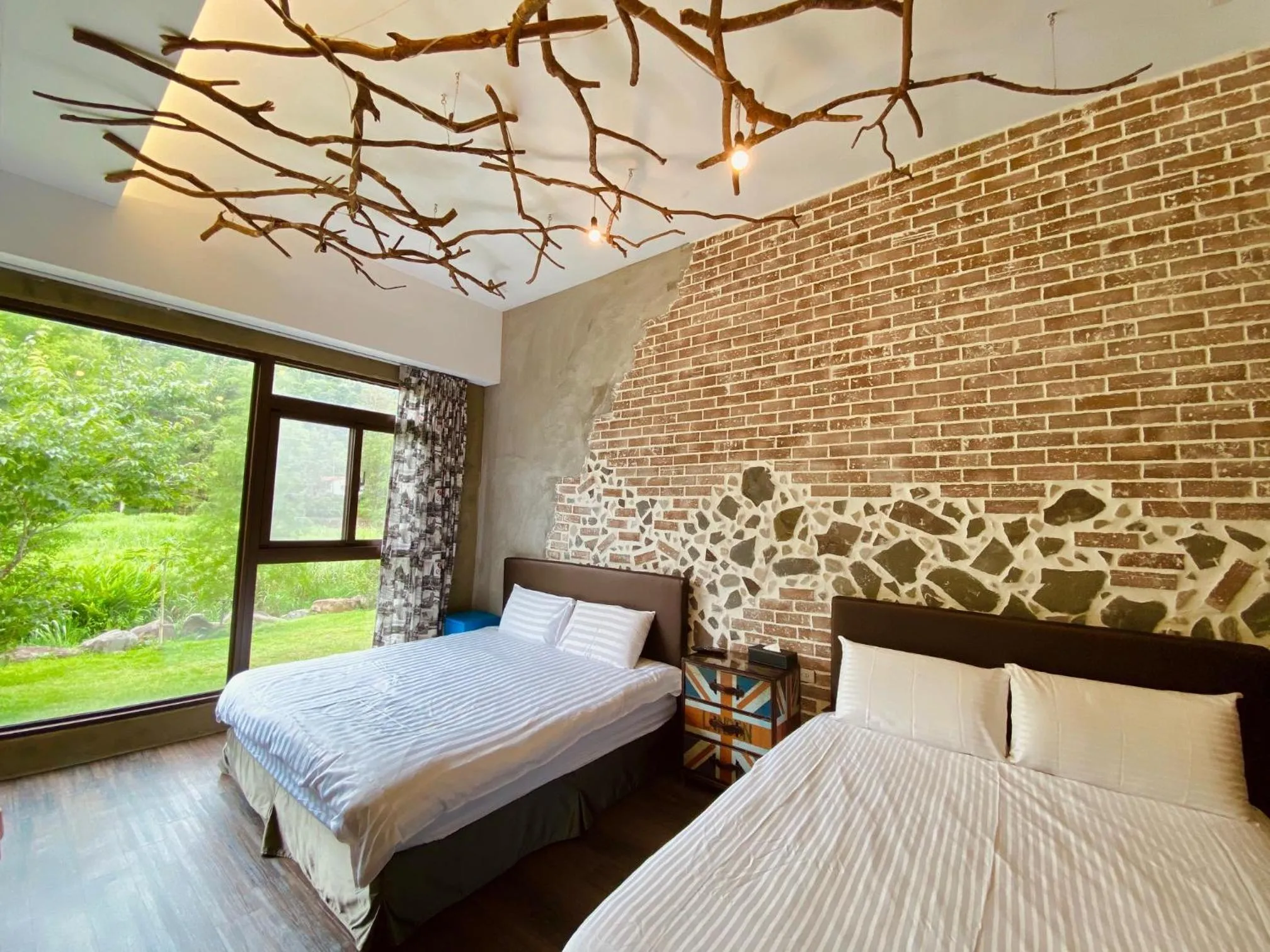 Bed in 愛黏在一起設計師民宿 Lovers BNB