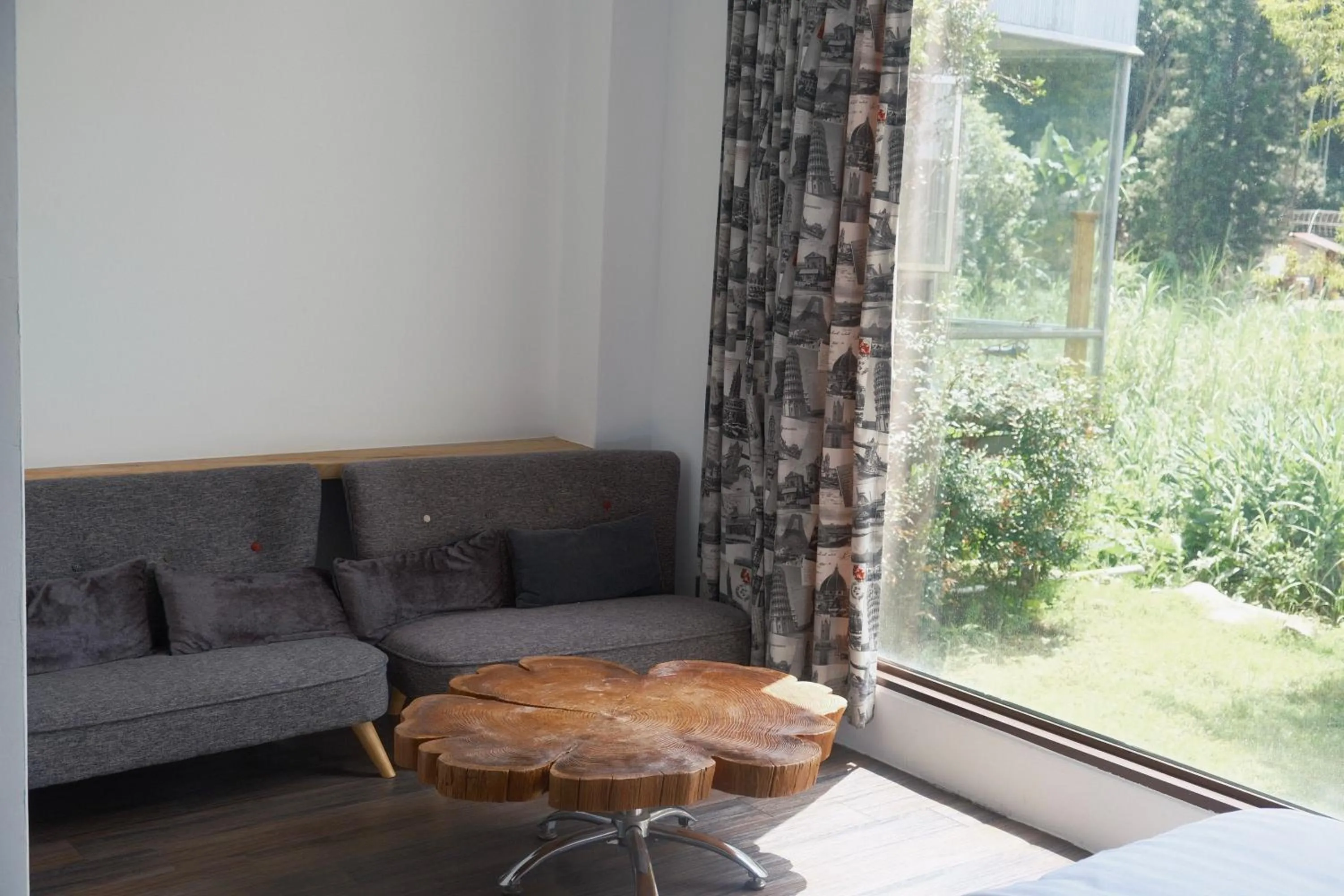 Living room in 愛黏在一起設計師民宿 Lovers BNB