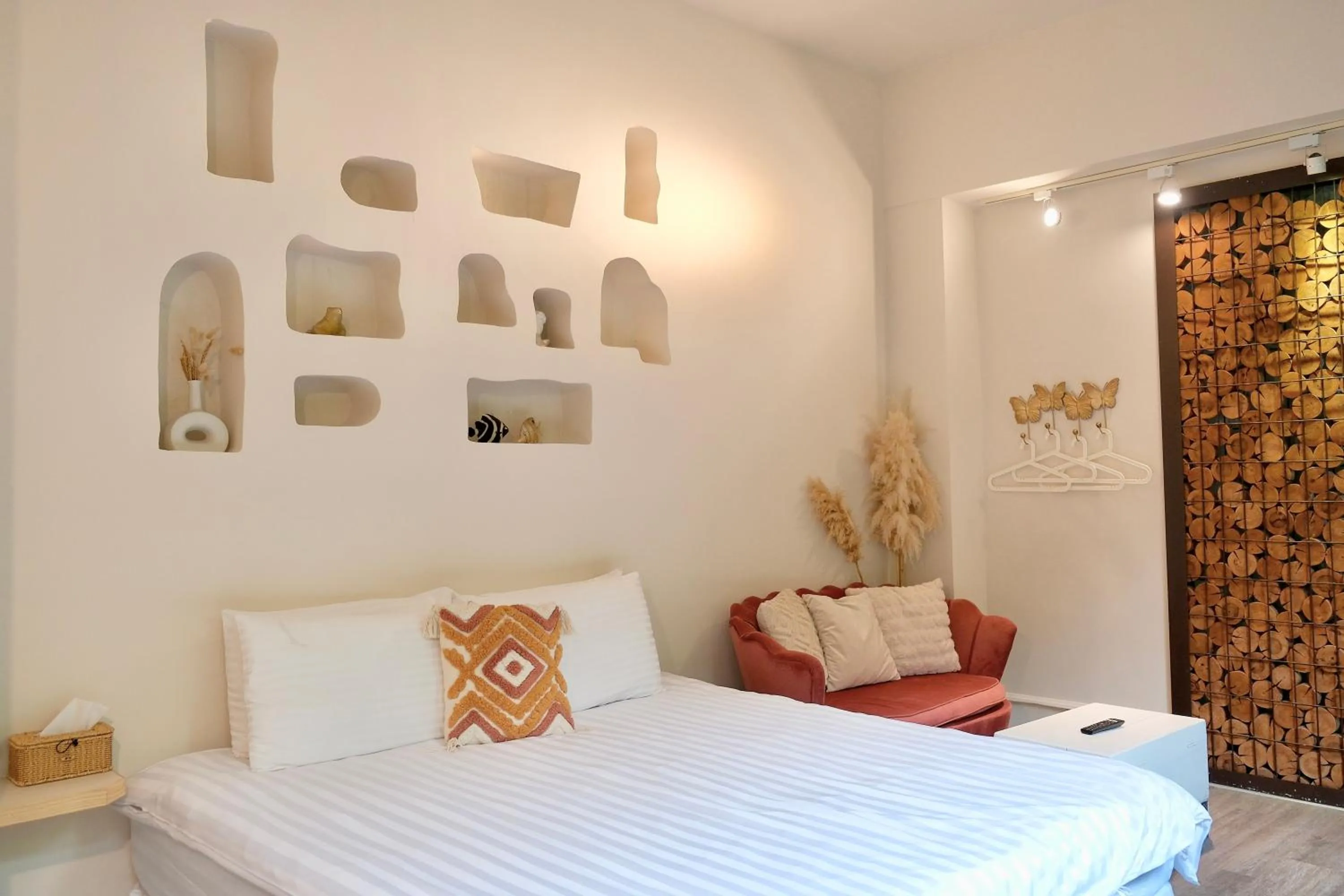 Bed in 愛黏在一起設計師民宿 Lovers BNB