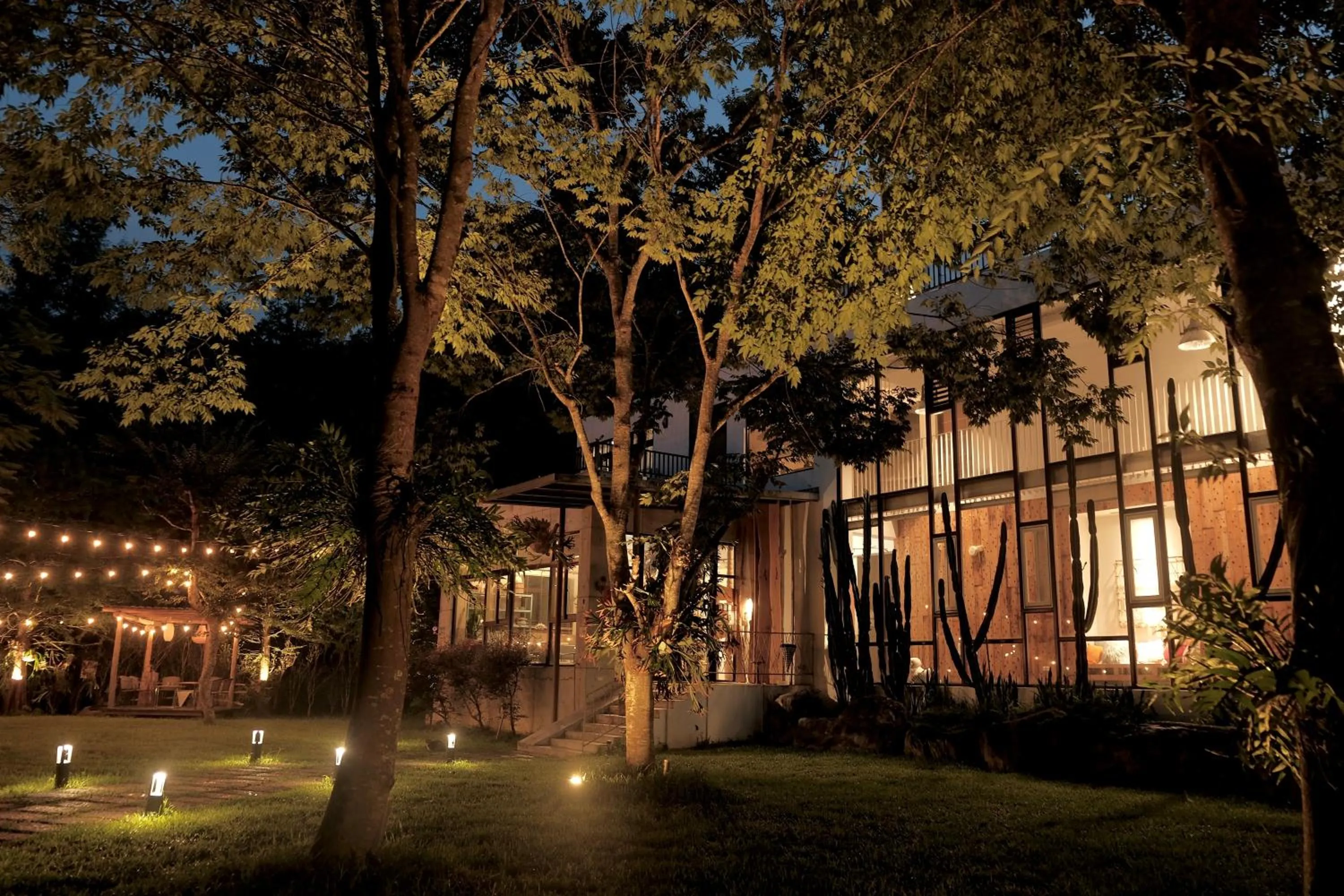 Night in 愛黏在一起設計師民宿 Lovers BNB