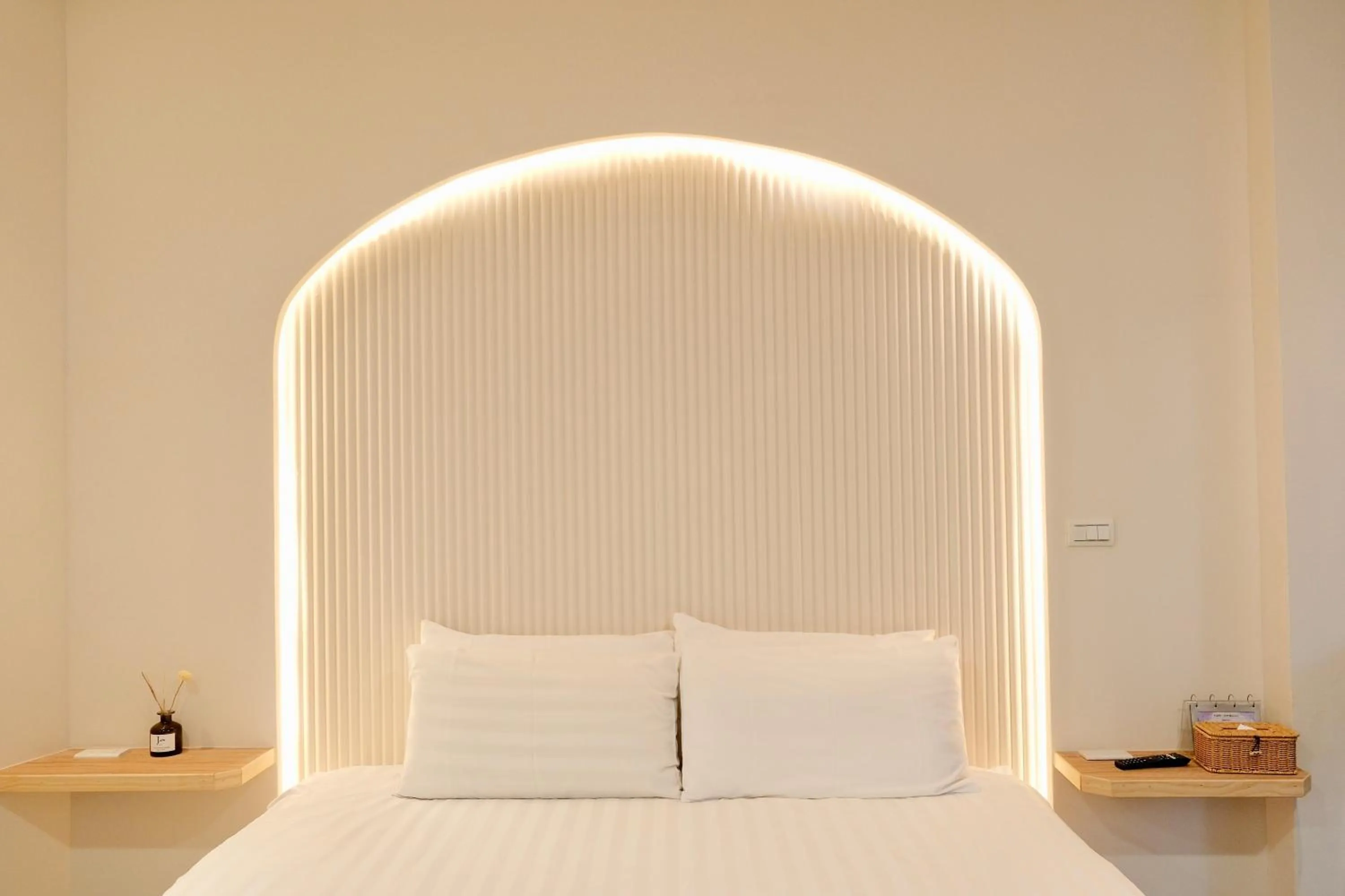 Bed in 愛黏在一起設計師民宿 Lovers BNB