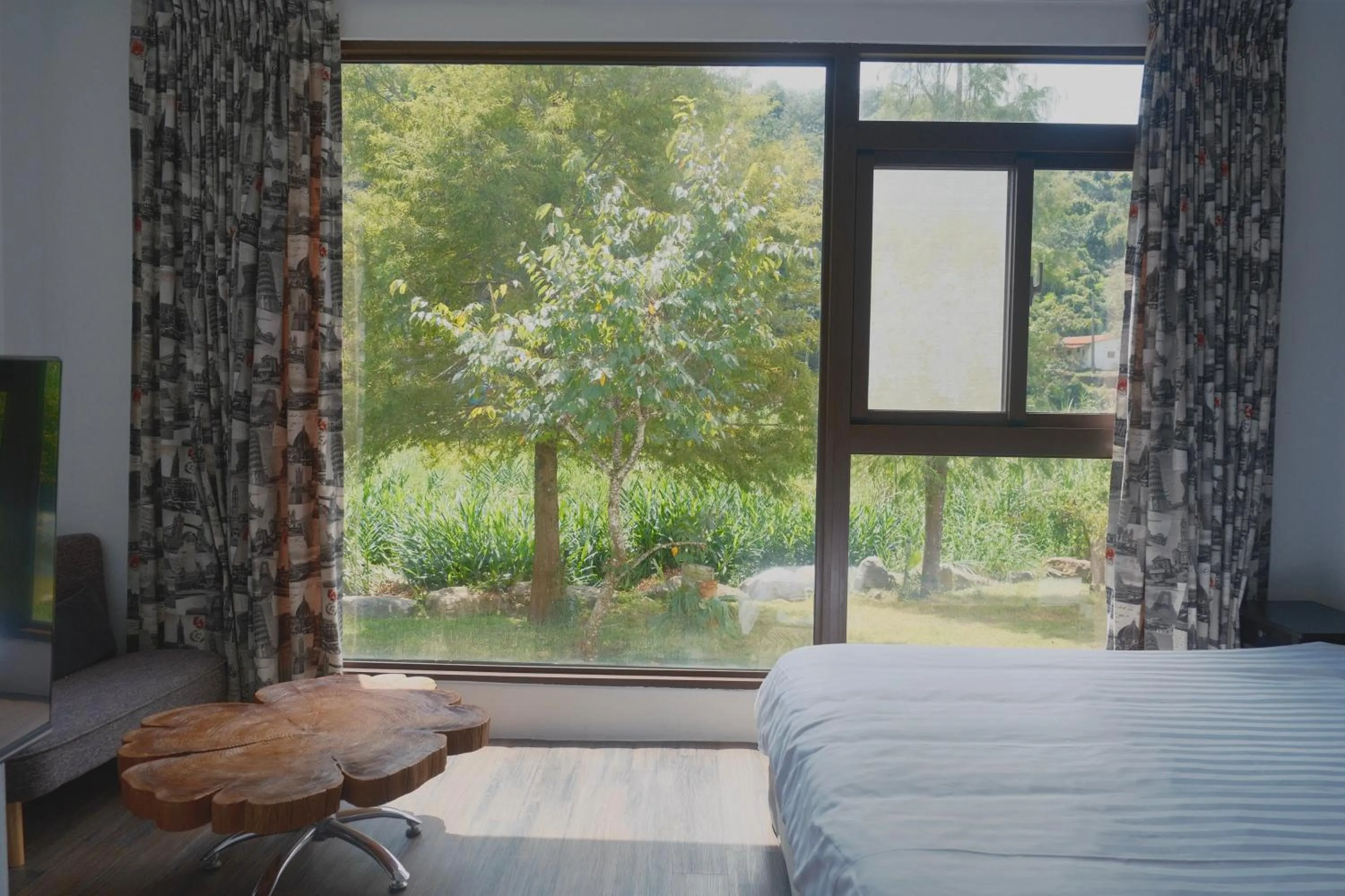 Garden view, Bed in 愛黏在一起設計師民宿 Lovers BNB