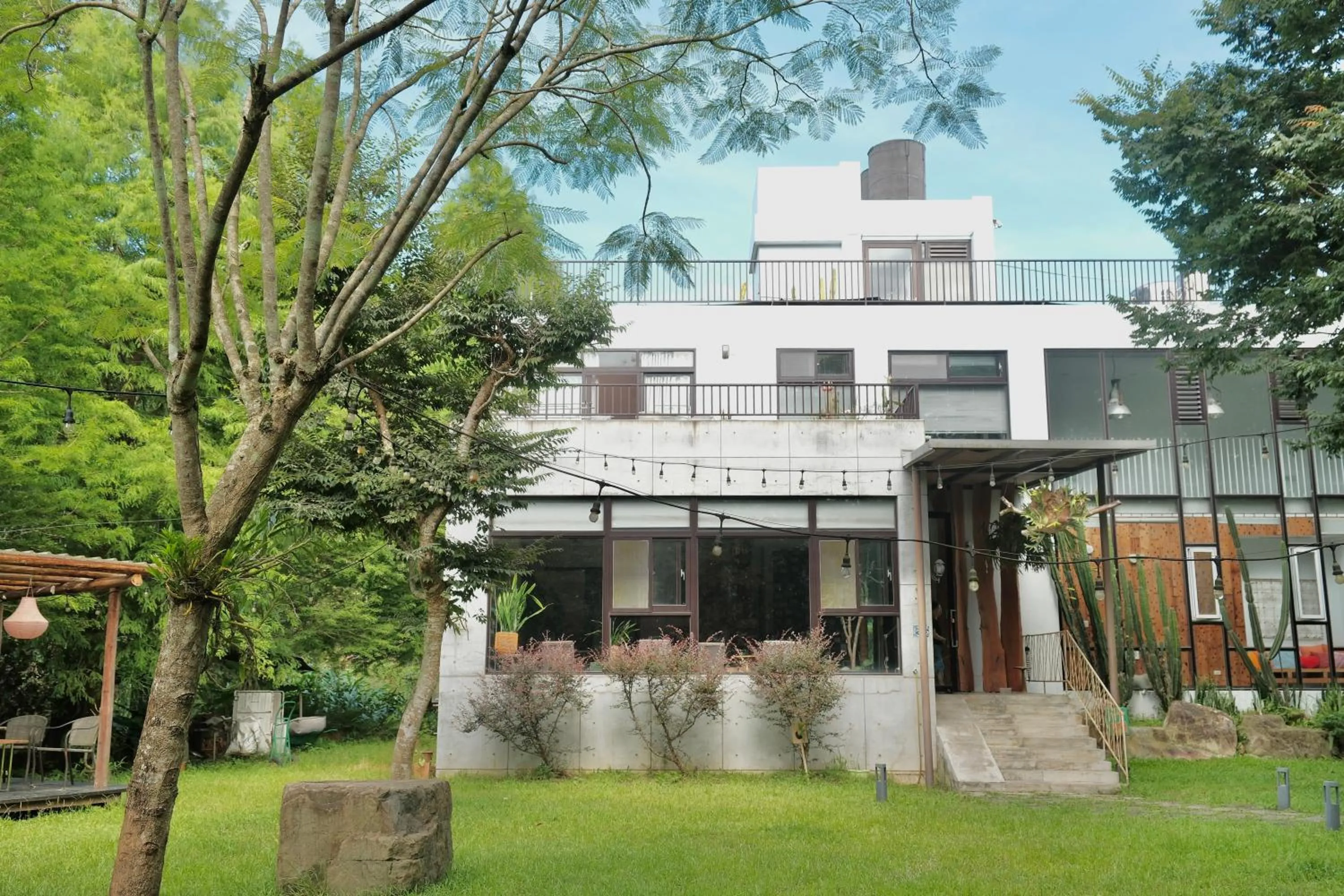 Property building in 愛黏在一起設計師民宿 Lovers BNB