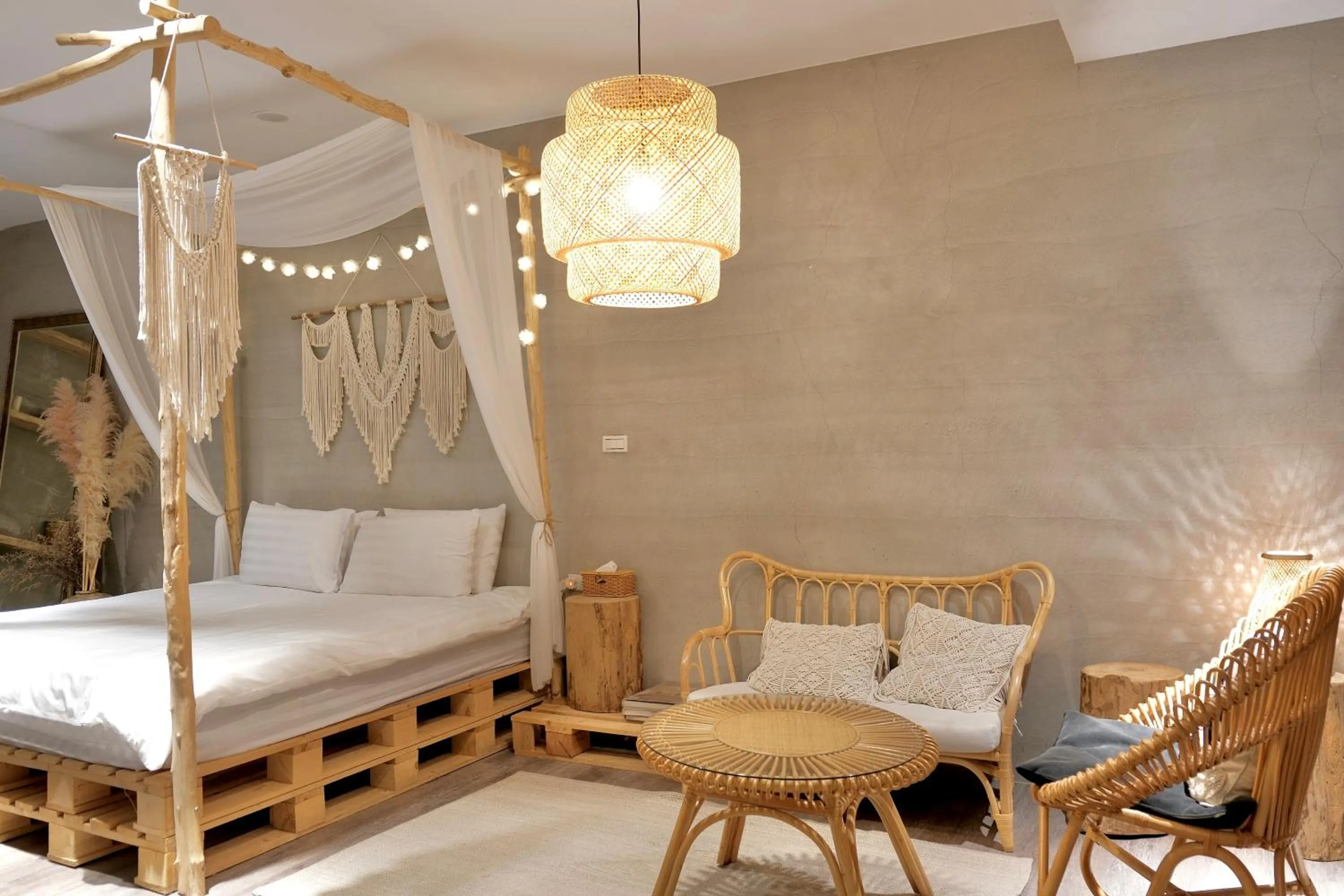 Living room, Bed in 愛黏在一起設計師民宿 Lovers BNB