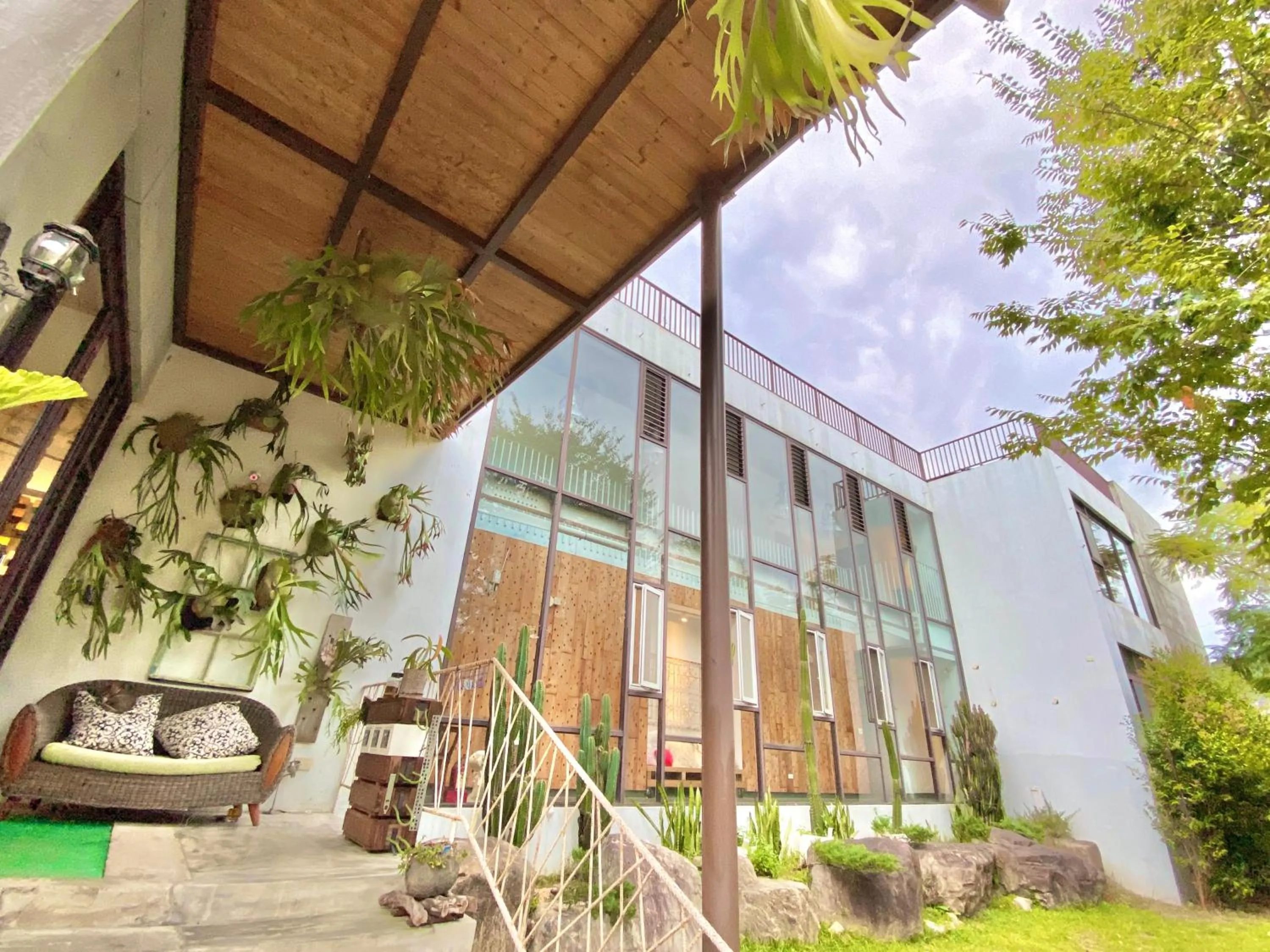 Facade/entrance in 愛黏在一起設計師民宿 Lovers BNB