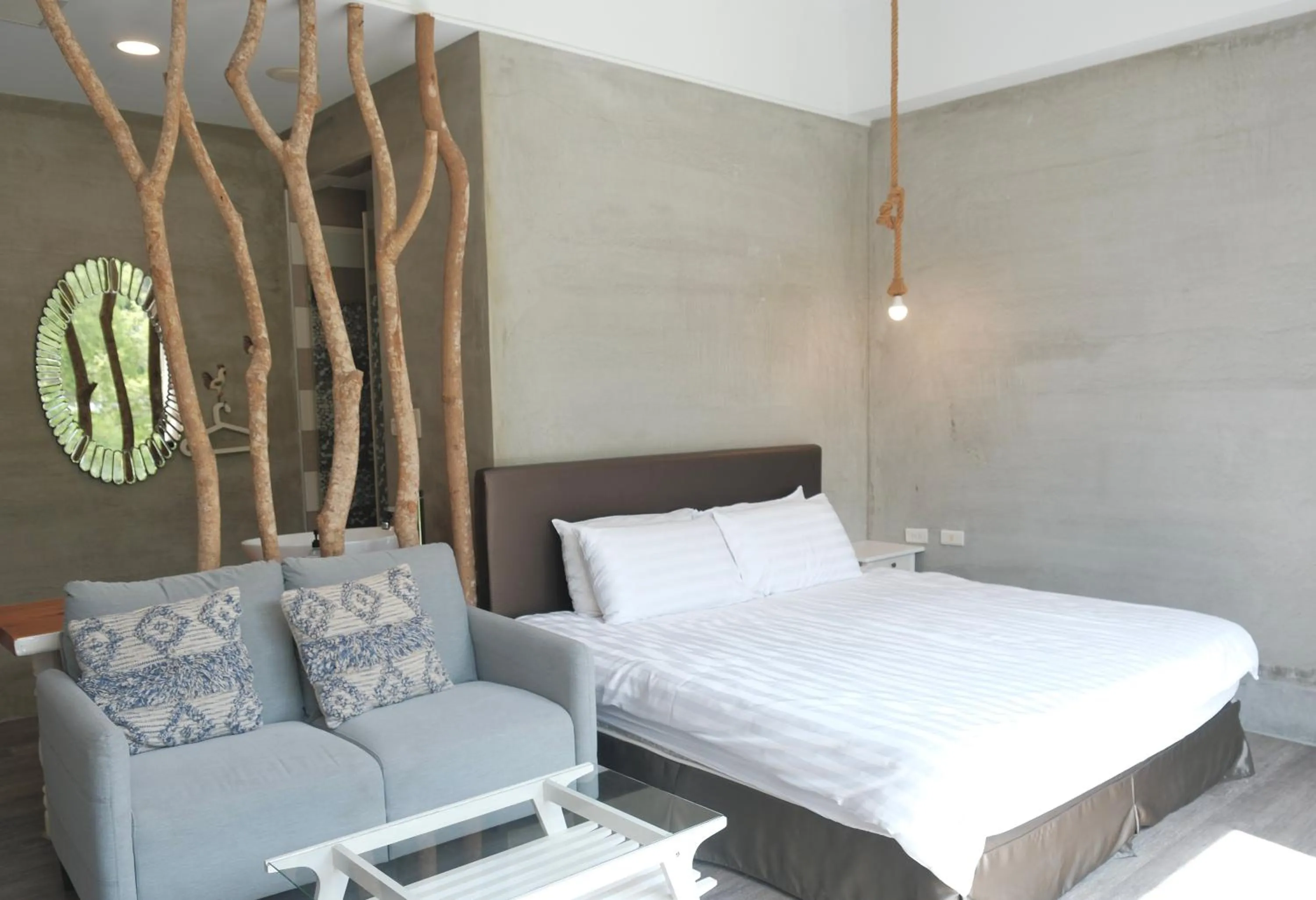 Bed in 愛黏在一起設計師民宿 Lovers BNB