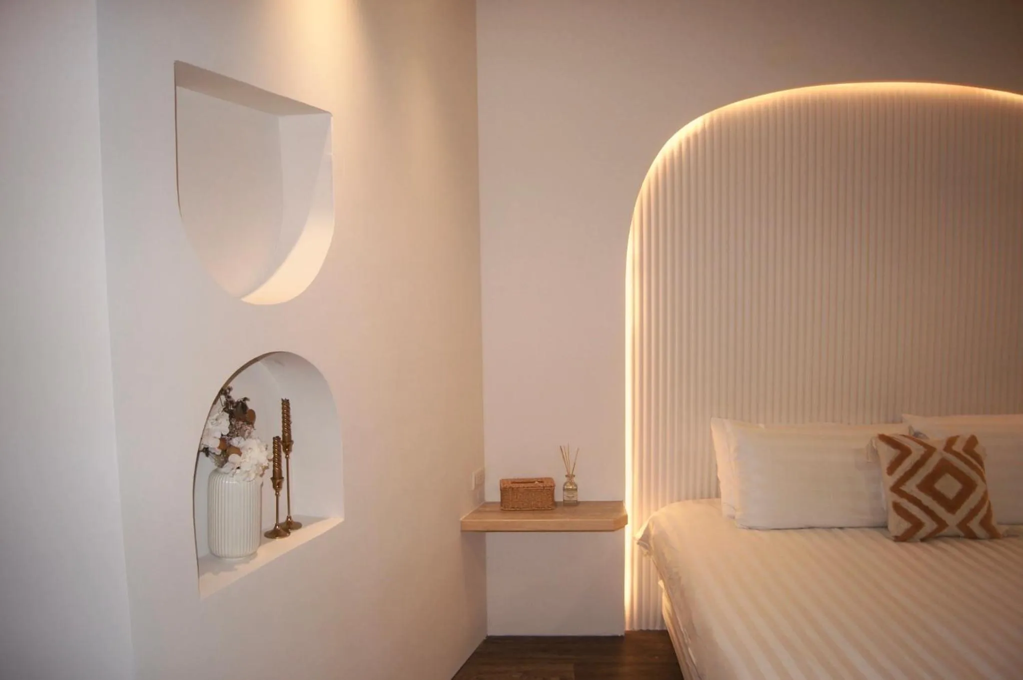 Bed in 愛黏在一起設計師民宿 Lovers BNB