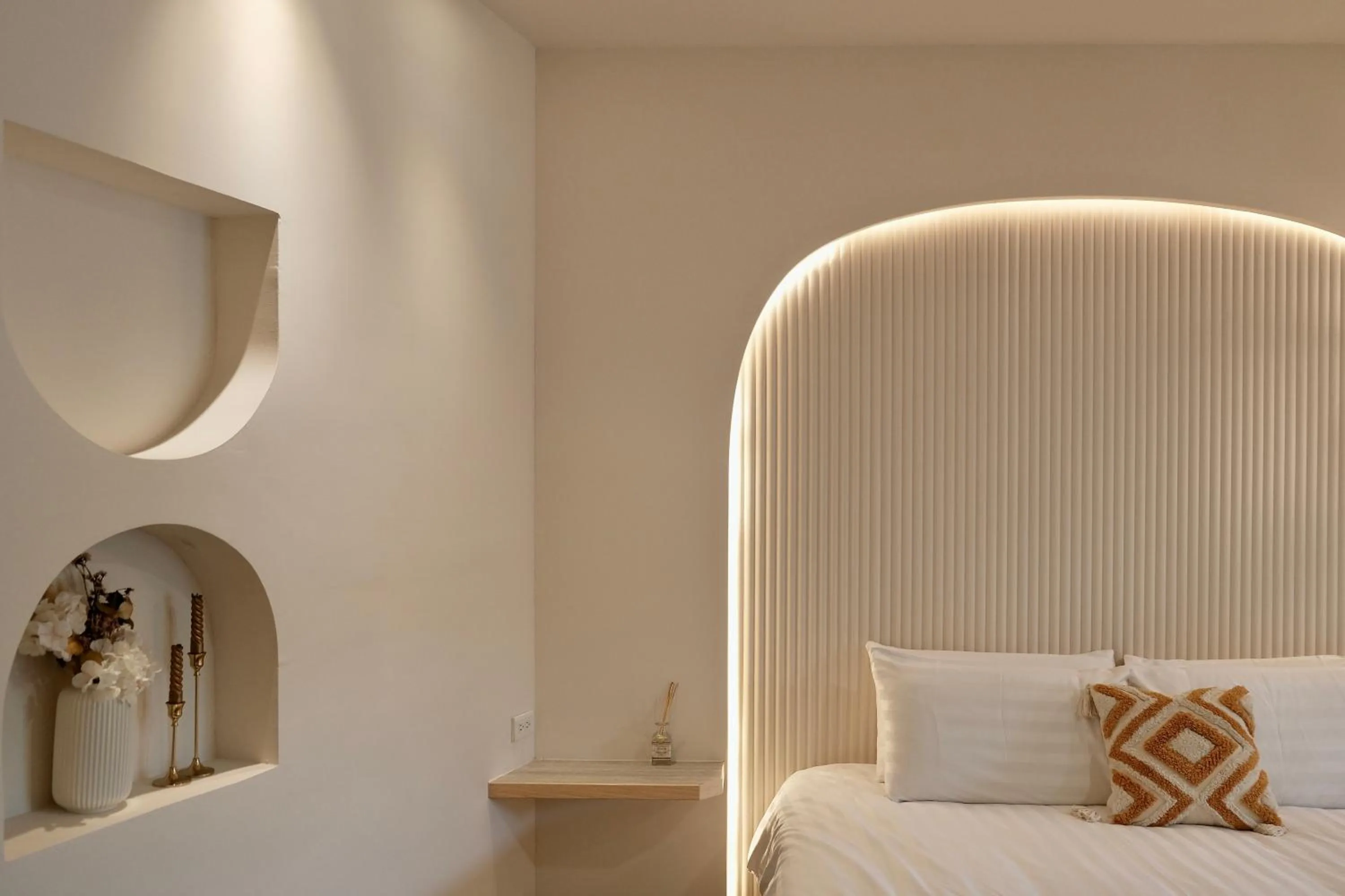 Bed in 愛黏在一起設計師民宿 Lovers BNB