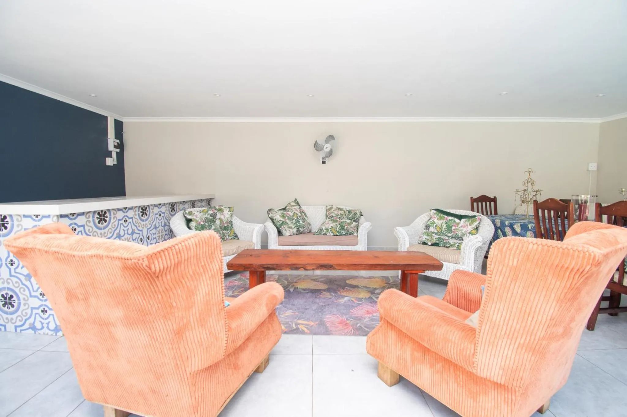 Communal lounge/ TV room in No 20 On the Beach Guesthouse