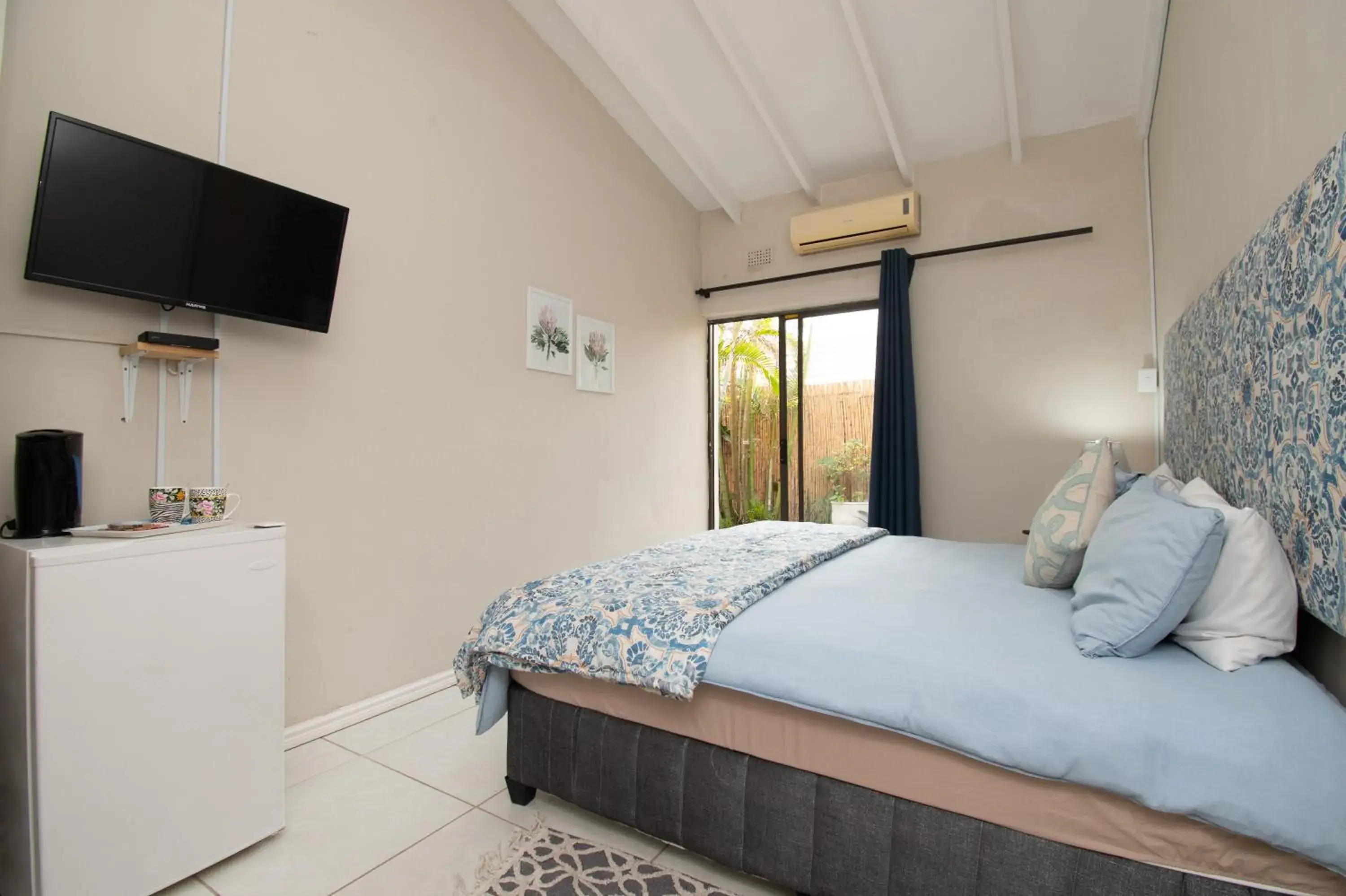Standard King Room - single occupancy in No 20 On the Beach Guesthouse Standard King Room - single occupancy in No 20 On the Beach Guesthouse