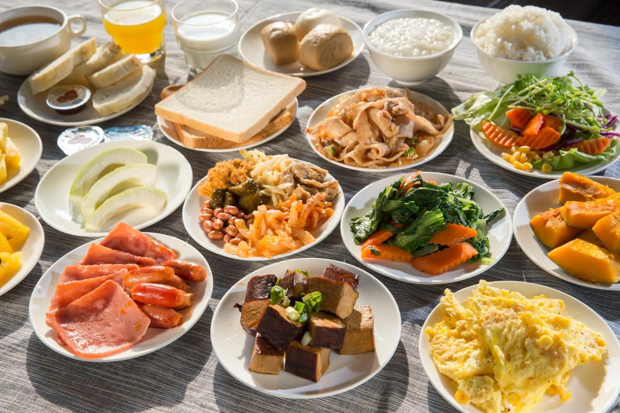 Buffet breakfast in F Hotel - Sanyi