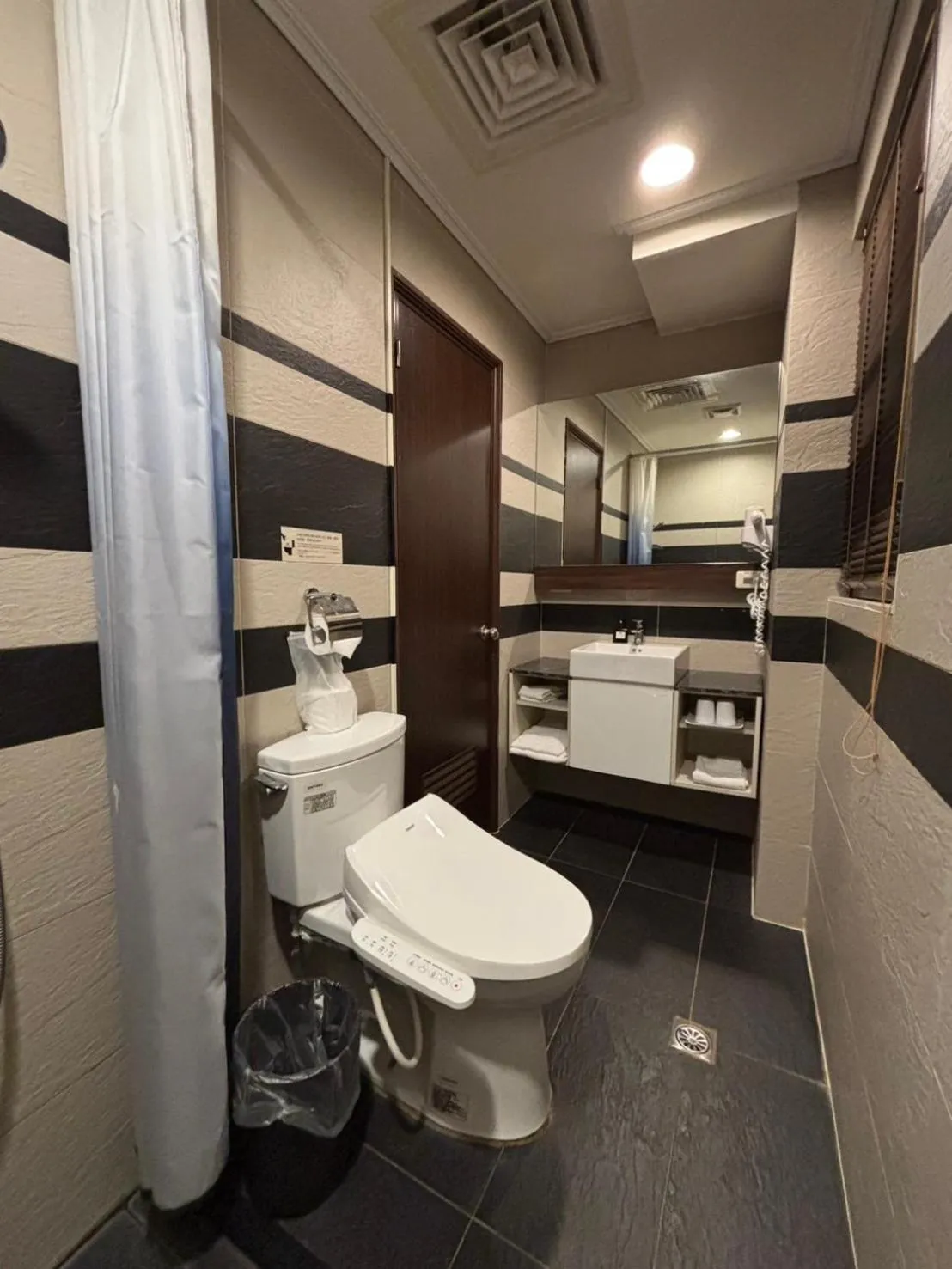 Shower in F Hotel - Sanyi