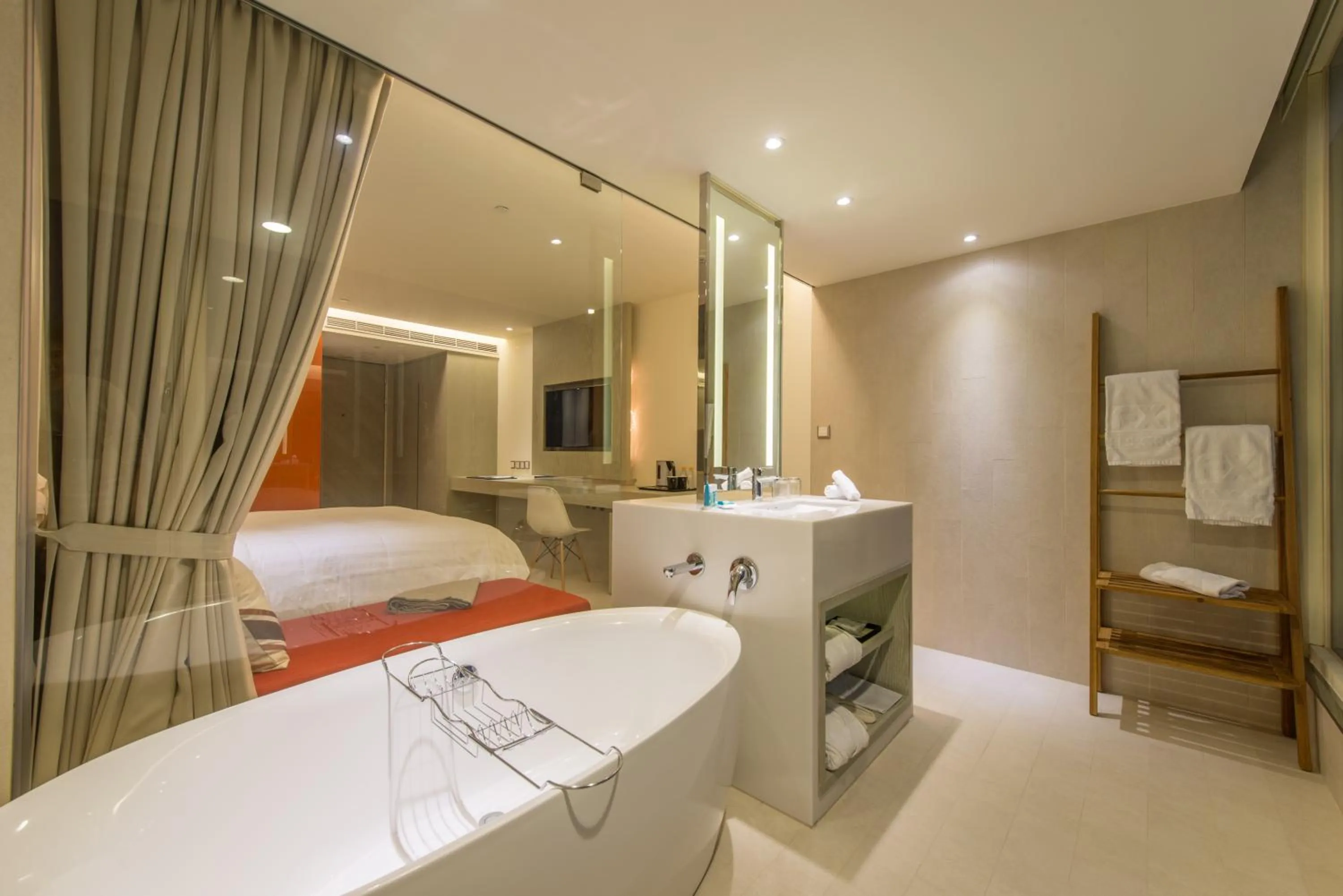 Bathroom, Bed in Inhouse Hotel Yehliu