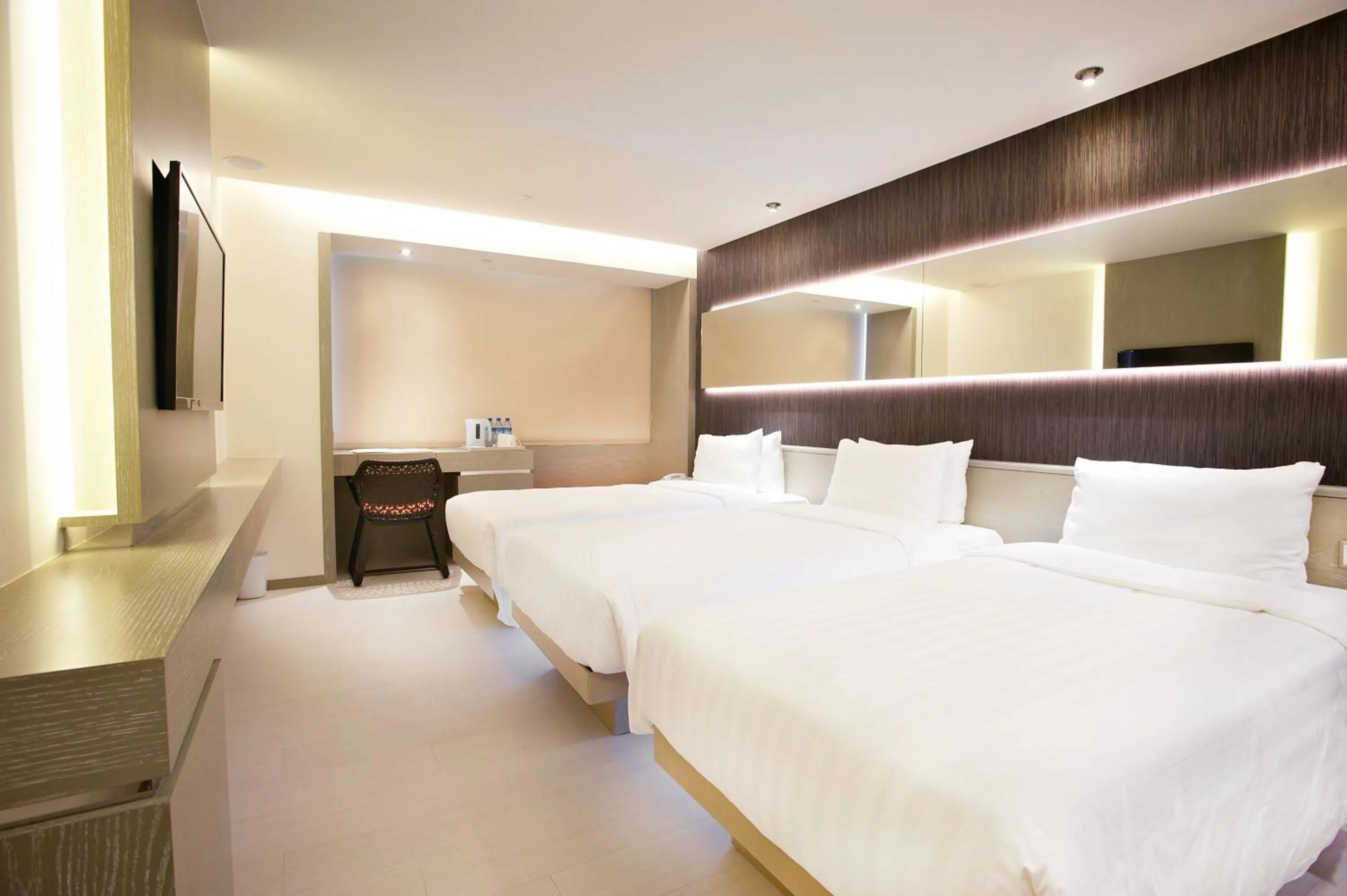 Photo of the whole room, Bed in Inhouse Hotel Yehliu