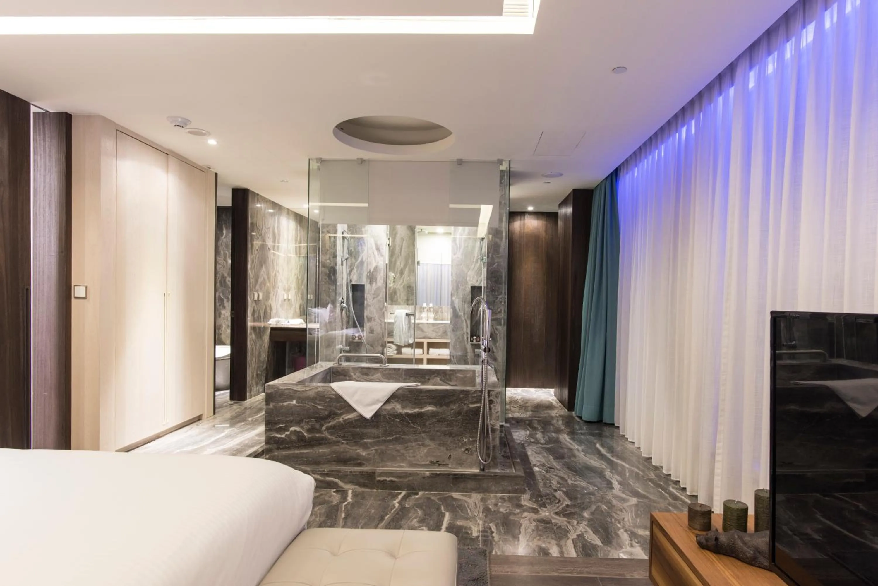 Bathroom, Bed in Inhouse Hotel Yehliu