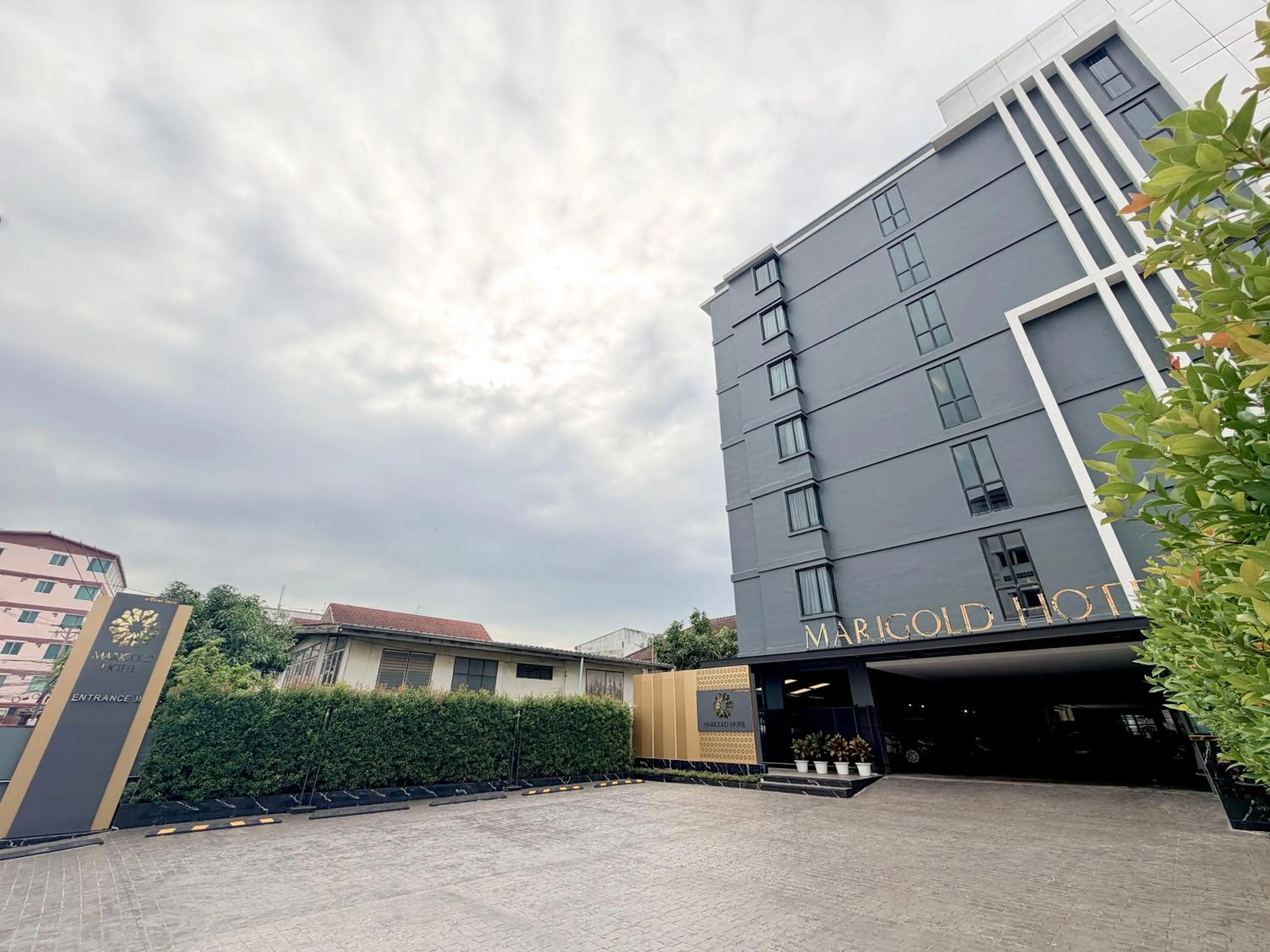 Marigold Sukhumvit - Free Shuttle to BTS Bearing Station