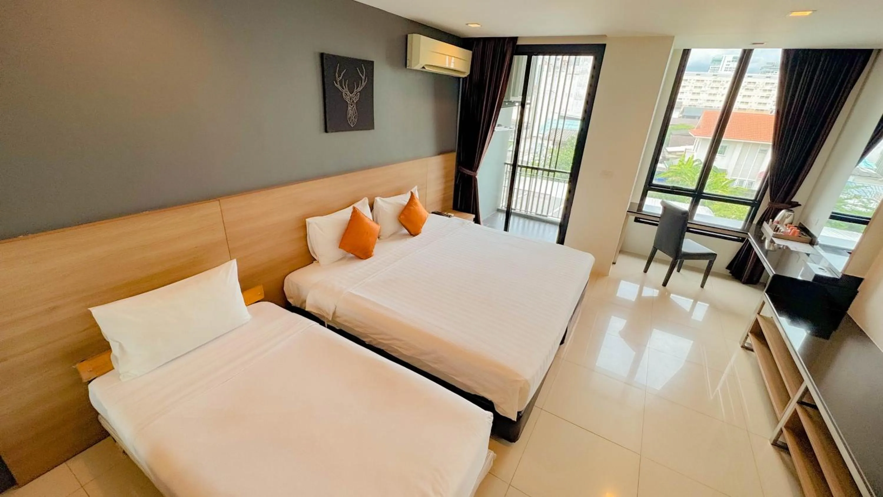 Bed in Marigold Sukhumvit - Free Shuttle to BTS Bearing Station