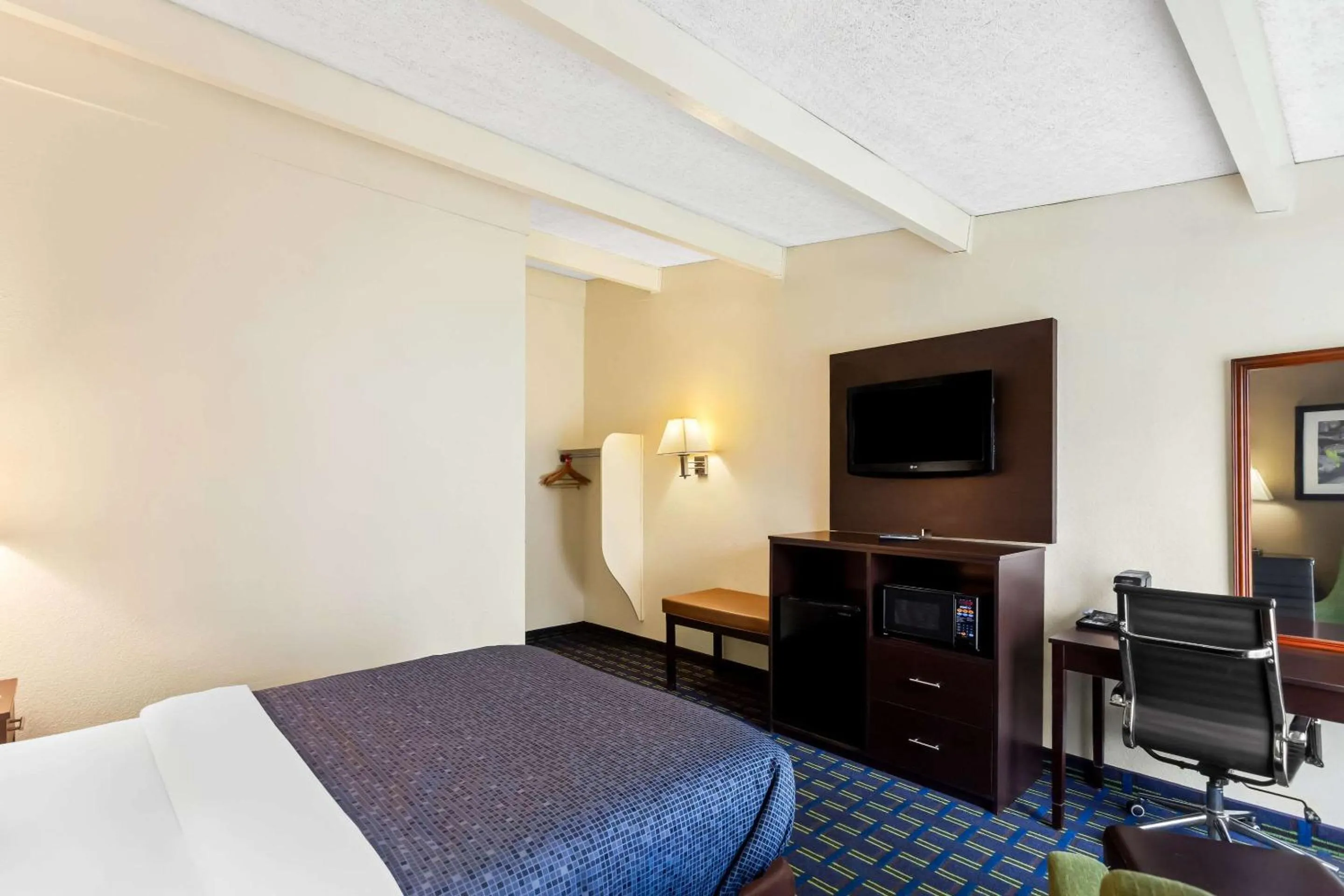 Bedroom, Bed in Econo Lodge Waynesboro - Skyline Drive