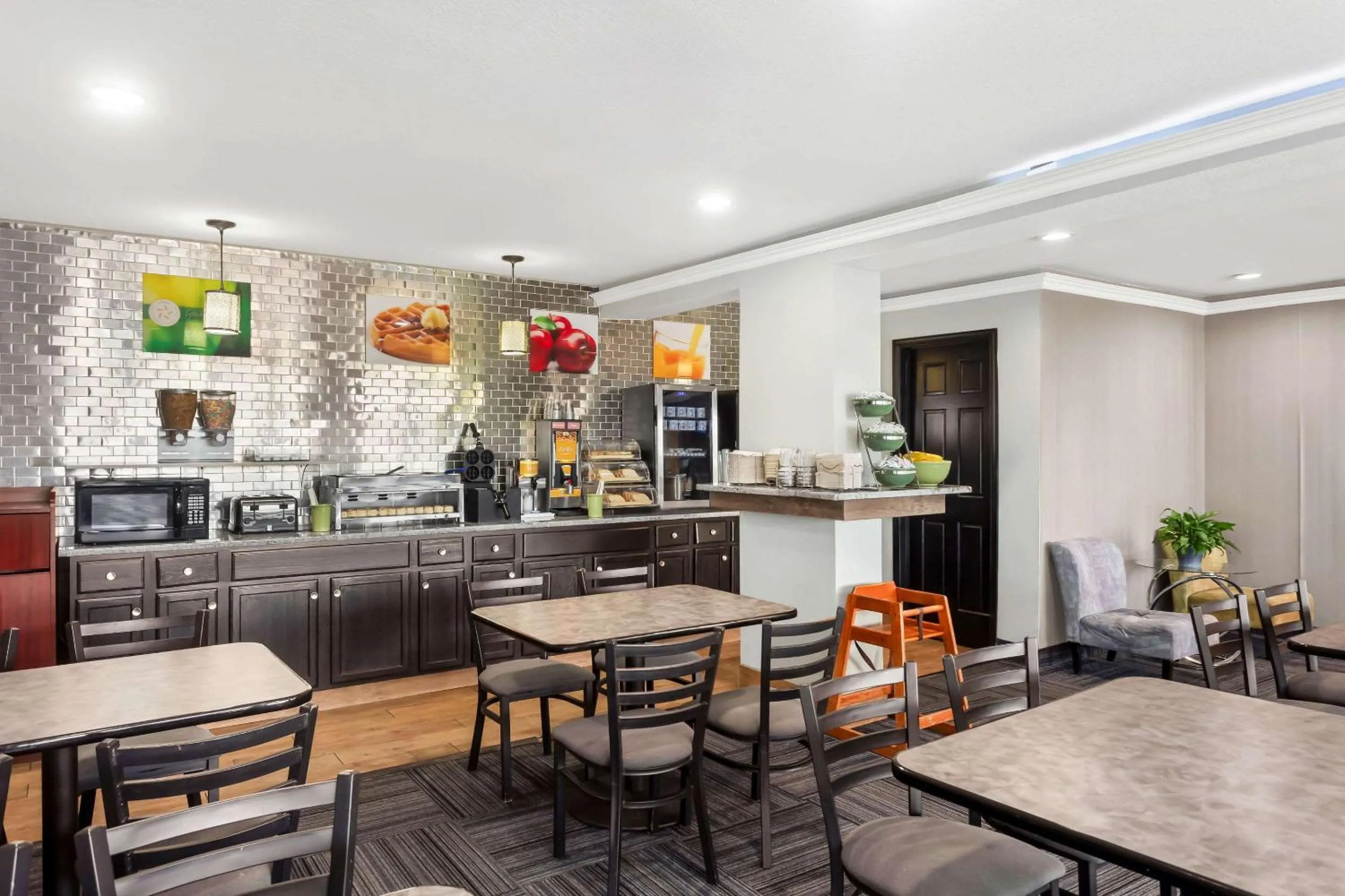 Breakfast in Econo Lodge Waynesboro - Skyline Drive