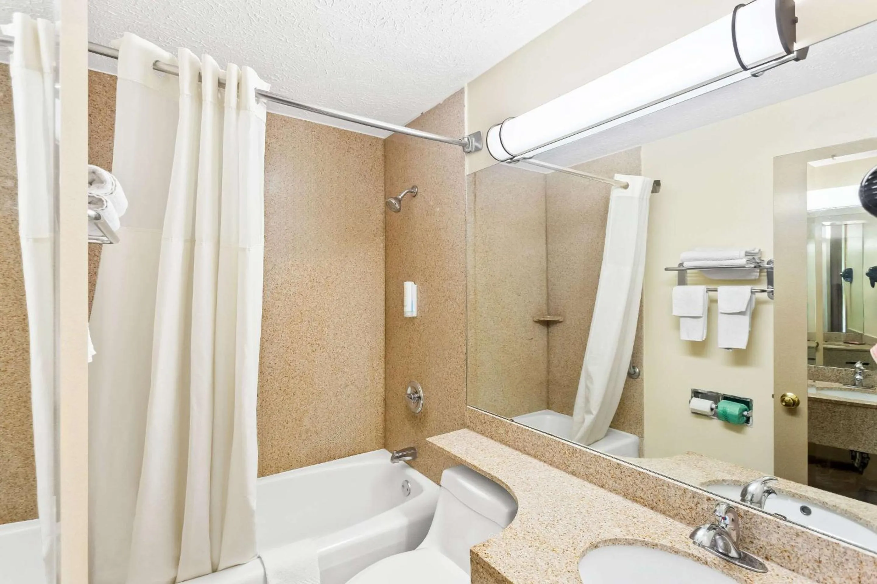 Bedroom in Econo Lodge Waynesboro - Skyline Drive