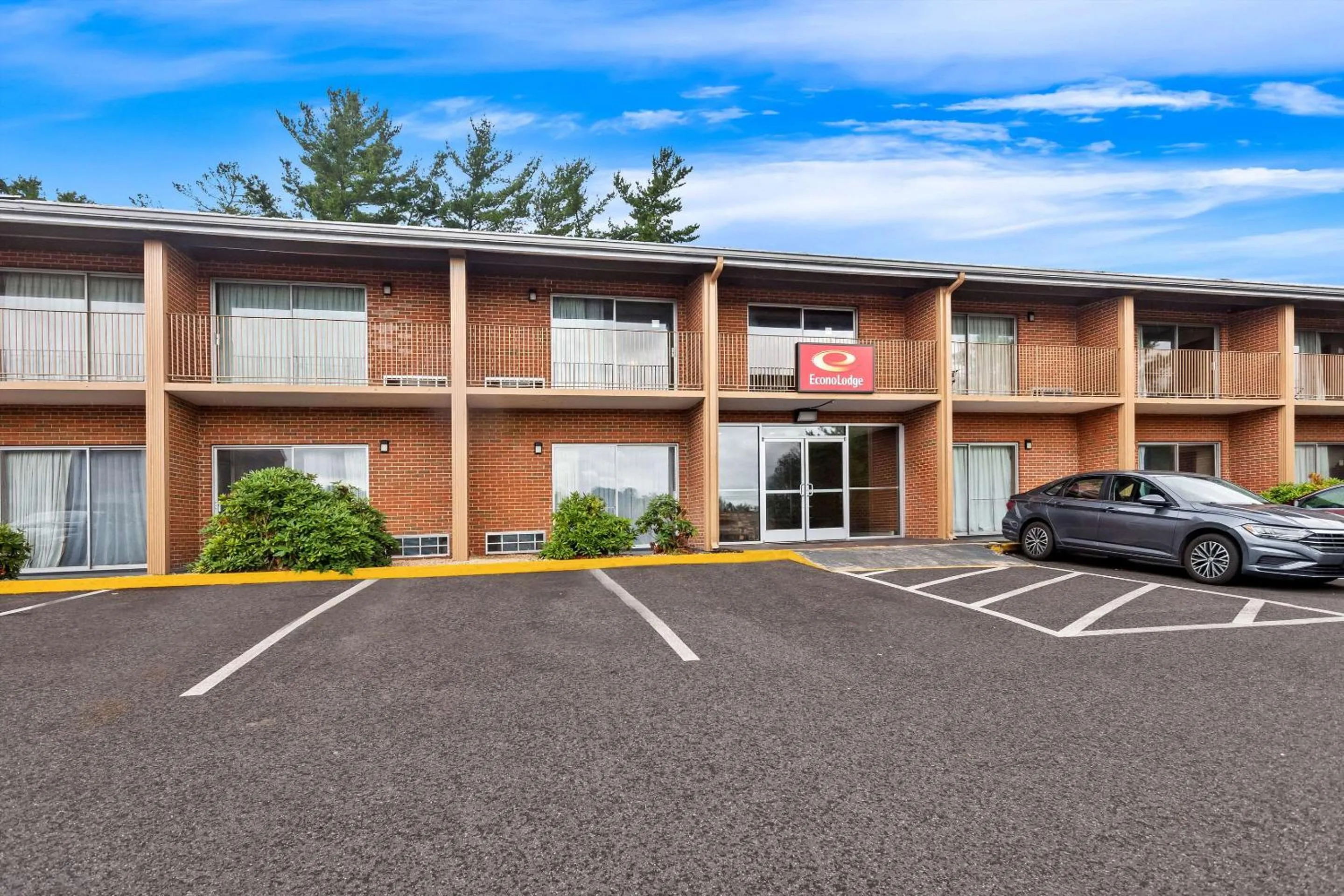 Property building in Econo Lodge Waynesboro - Skyline Drive