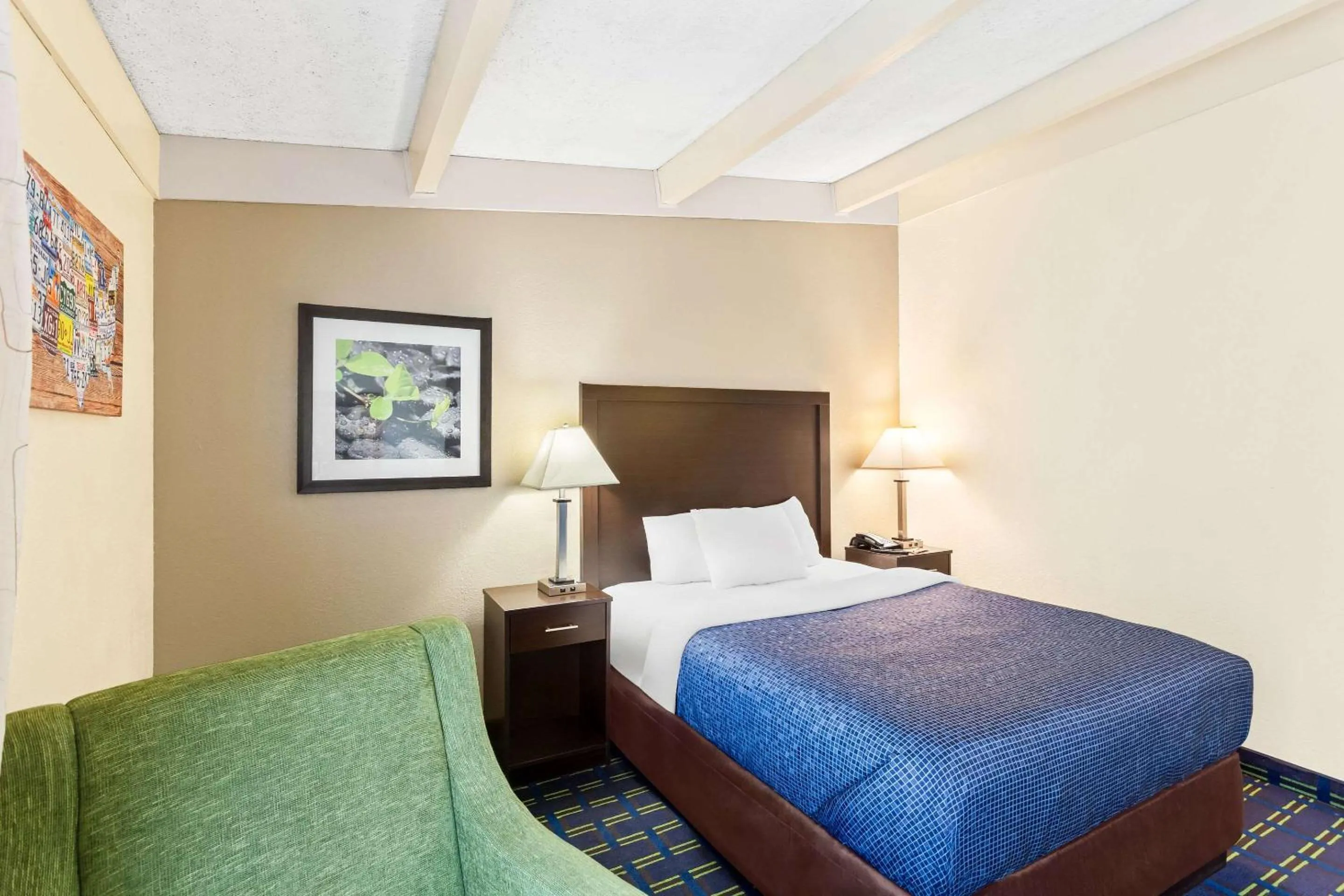 Bedroom, Bed in Econo Lodge Waynesboro - Skyline Drive