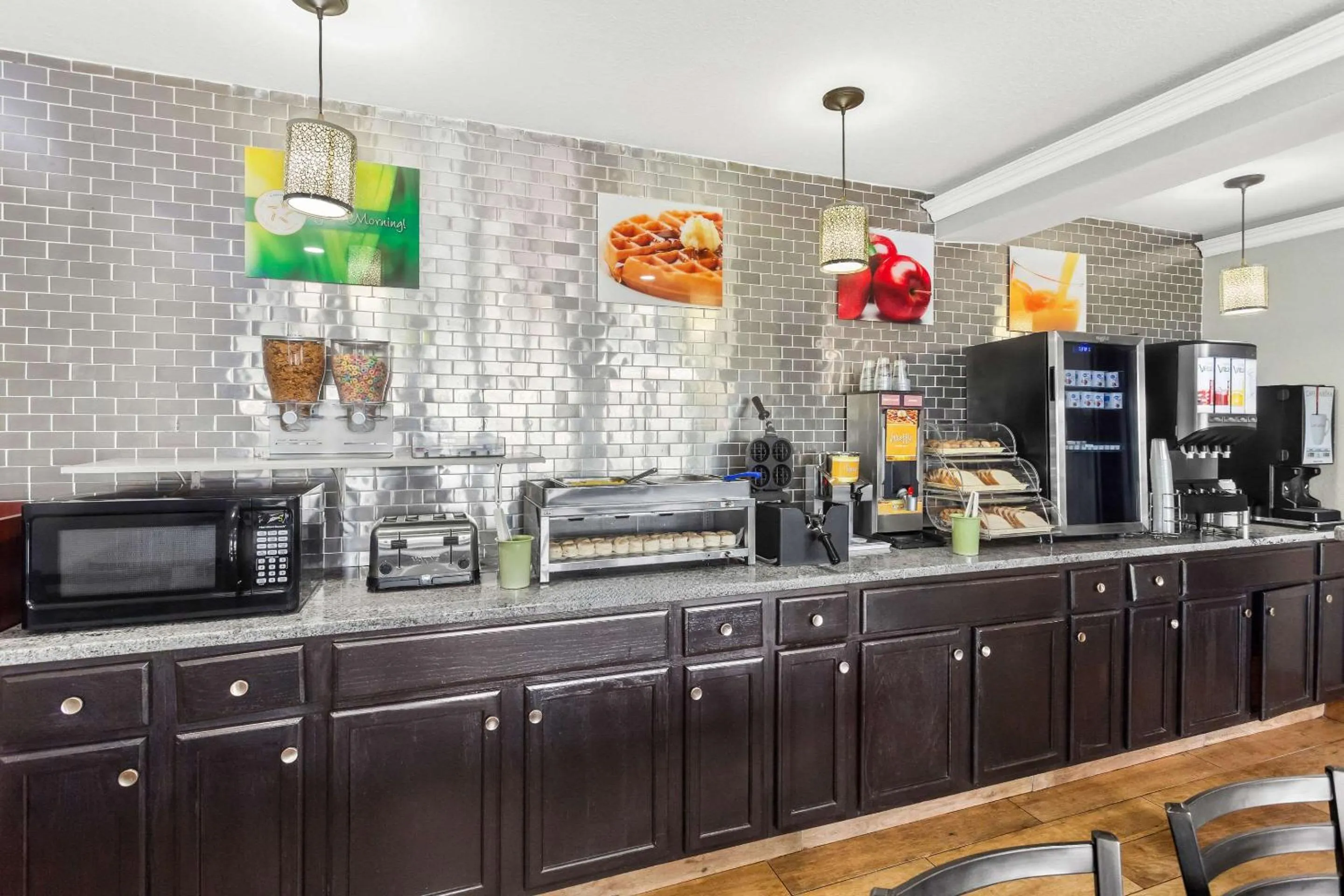 Breakfast in Econo Lodge Waynesboro - Skyline Drive