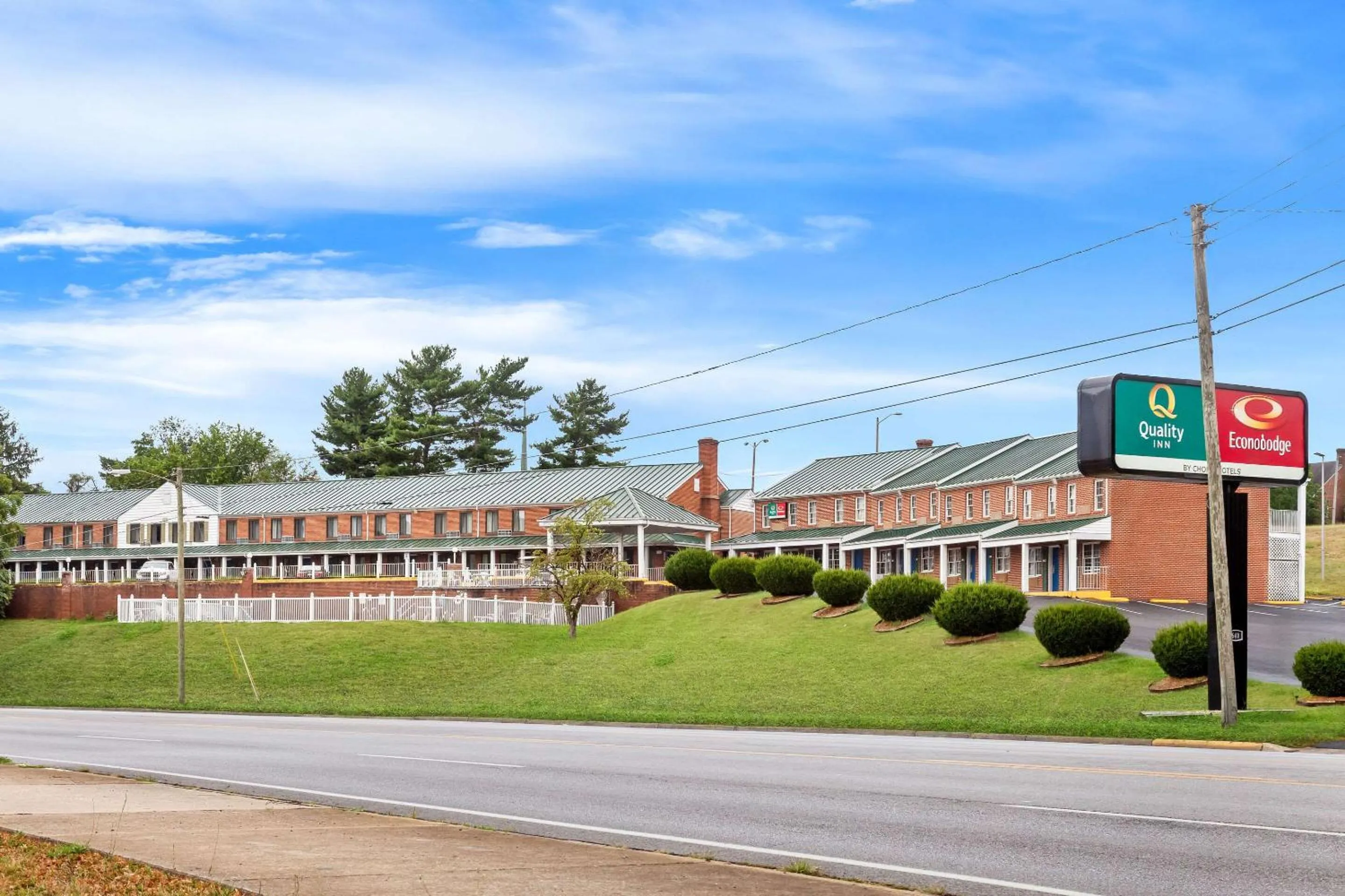 Property building in Econo Lodge Waynesboro - Skyline Drive