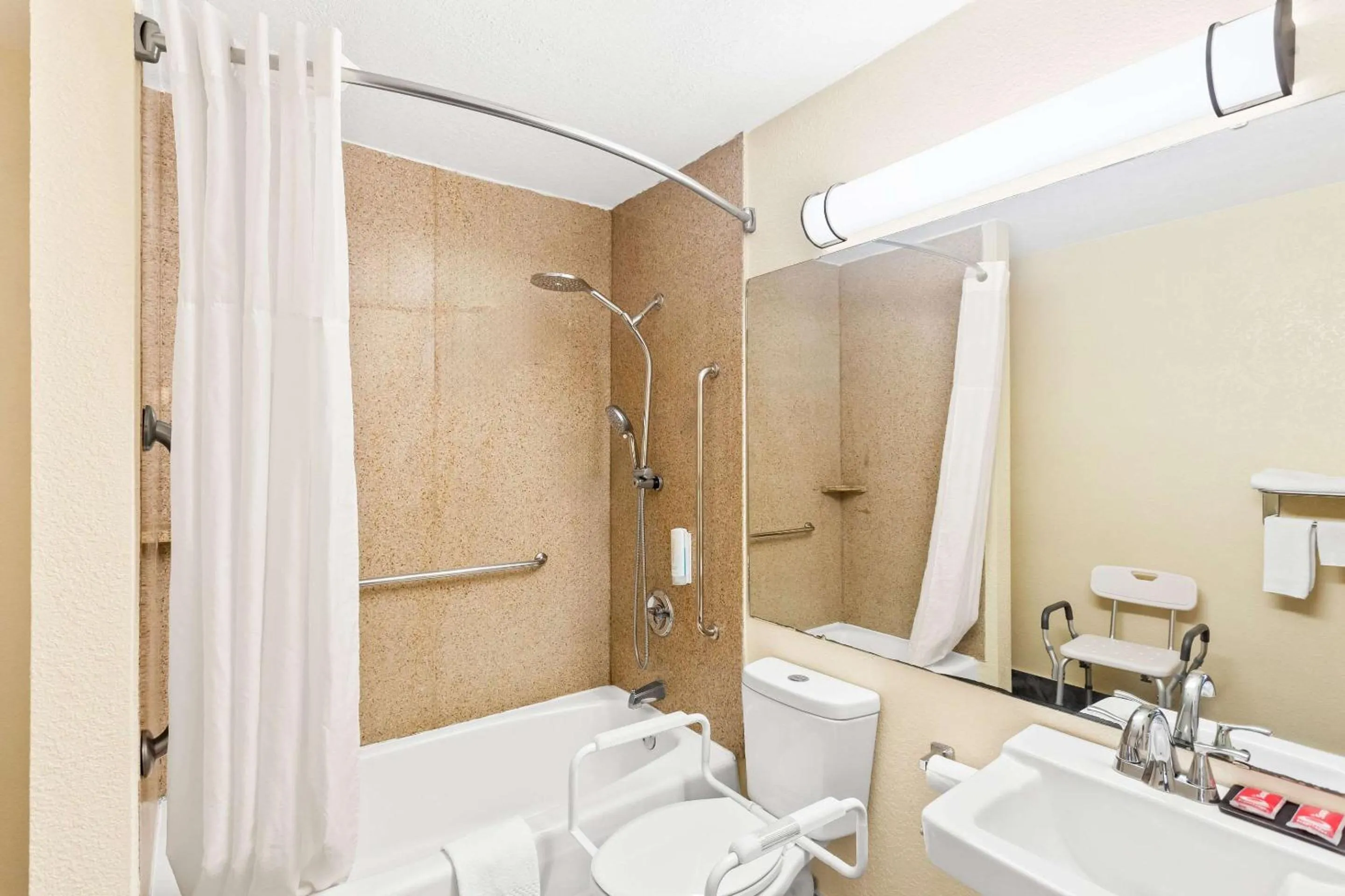 Bedroom in Econo Lodge Waynesboro - Skyline Drive