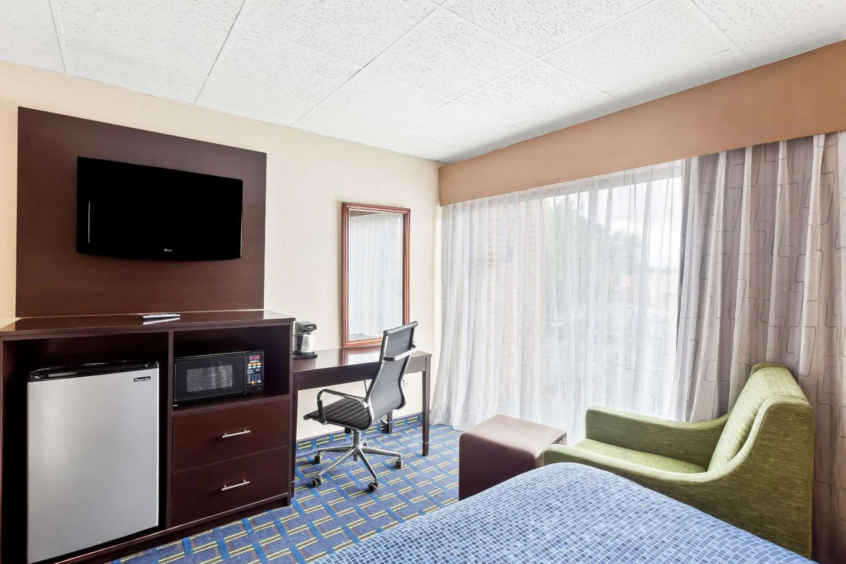 Bedroom, Bed in Econo Lodge Waynesboro - Skyline Drive
