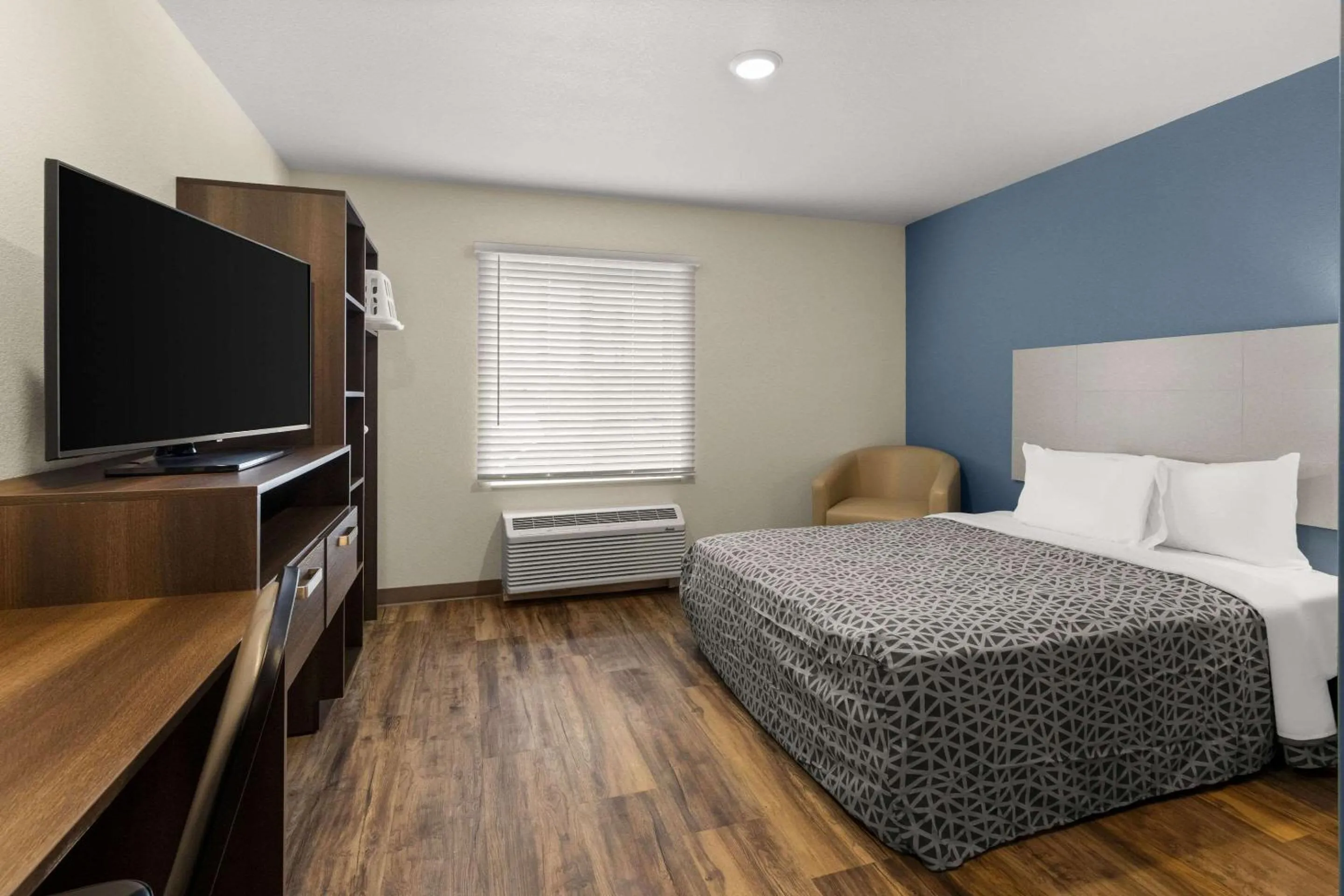 Bedroom, Bed in WoodSpring Suites Bowling Green I-65