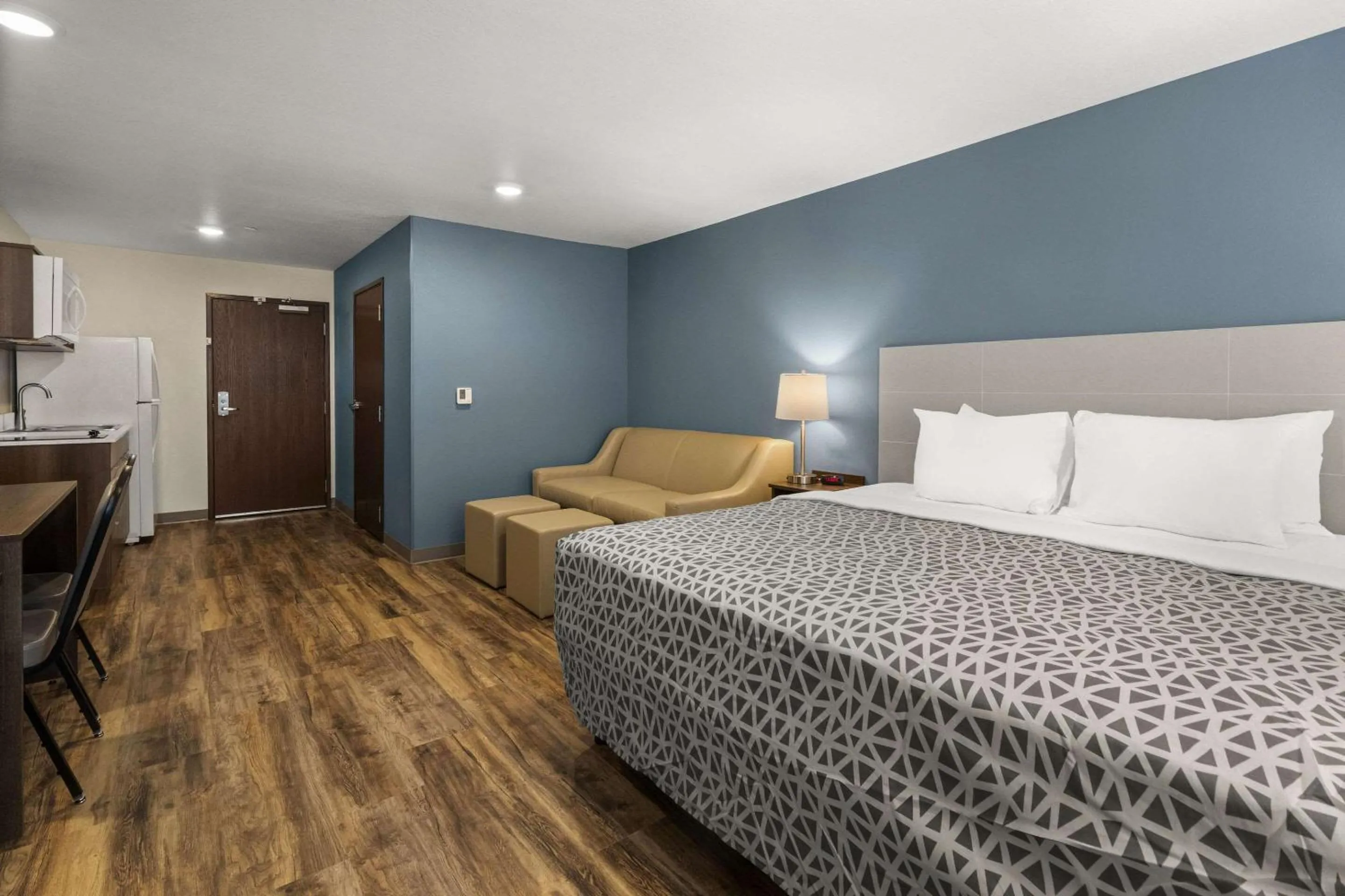 Bedroom, Bed in WoodSpring Suites Bowling Green I-65