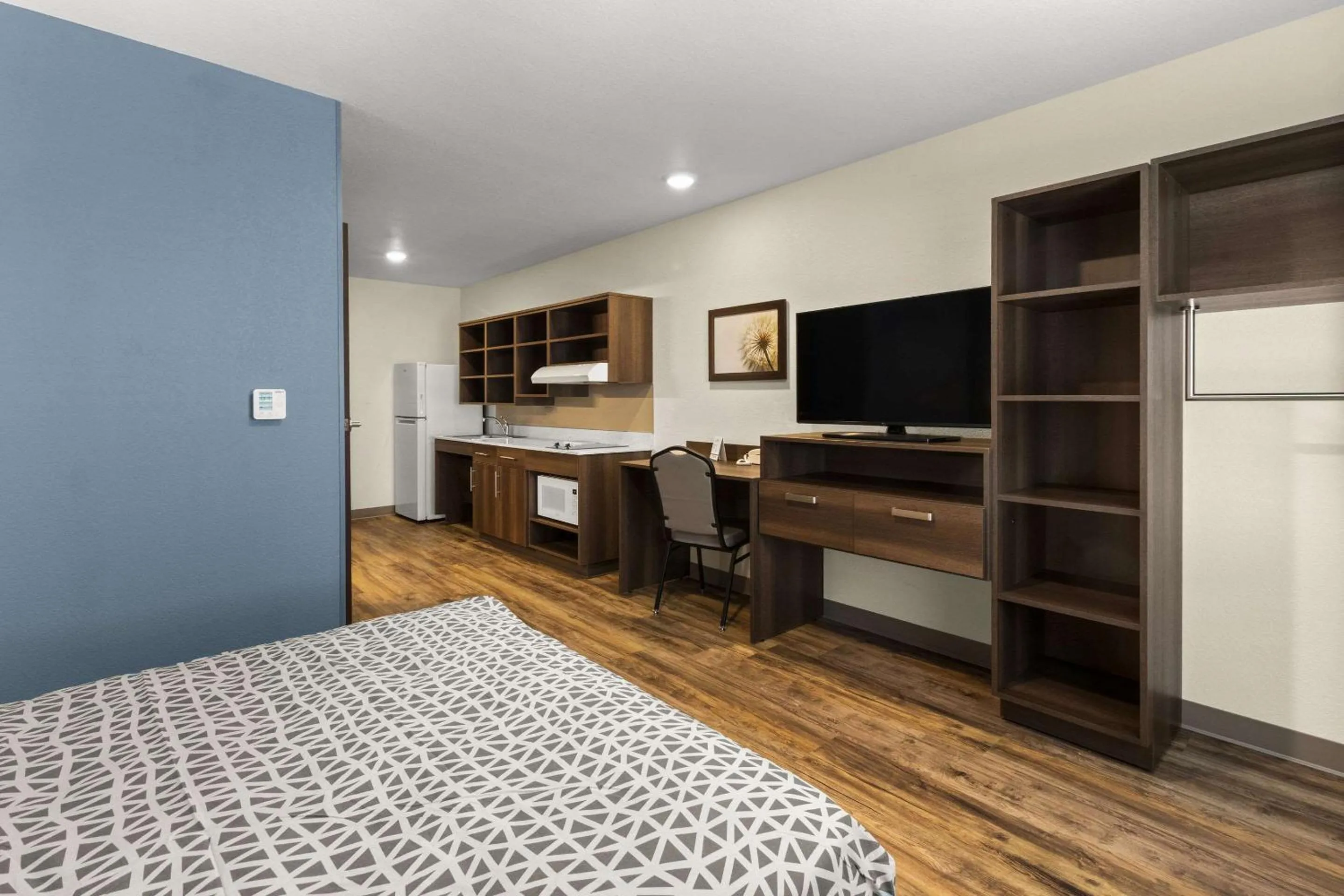 Bedroom, Bed in WoodSpring Suites Bowling Green I-65